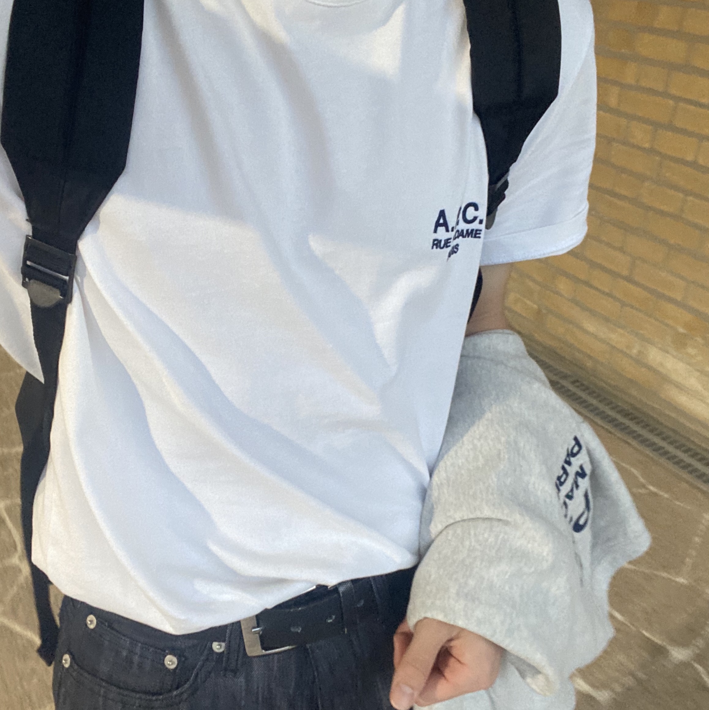 A.P.C. Raymond T-Shirt White, CDG Backpack Black 착용 스타일 - 1