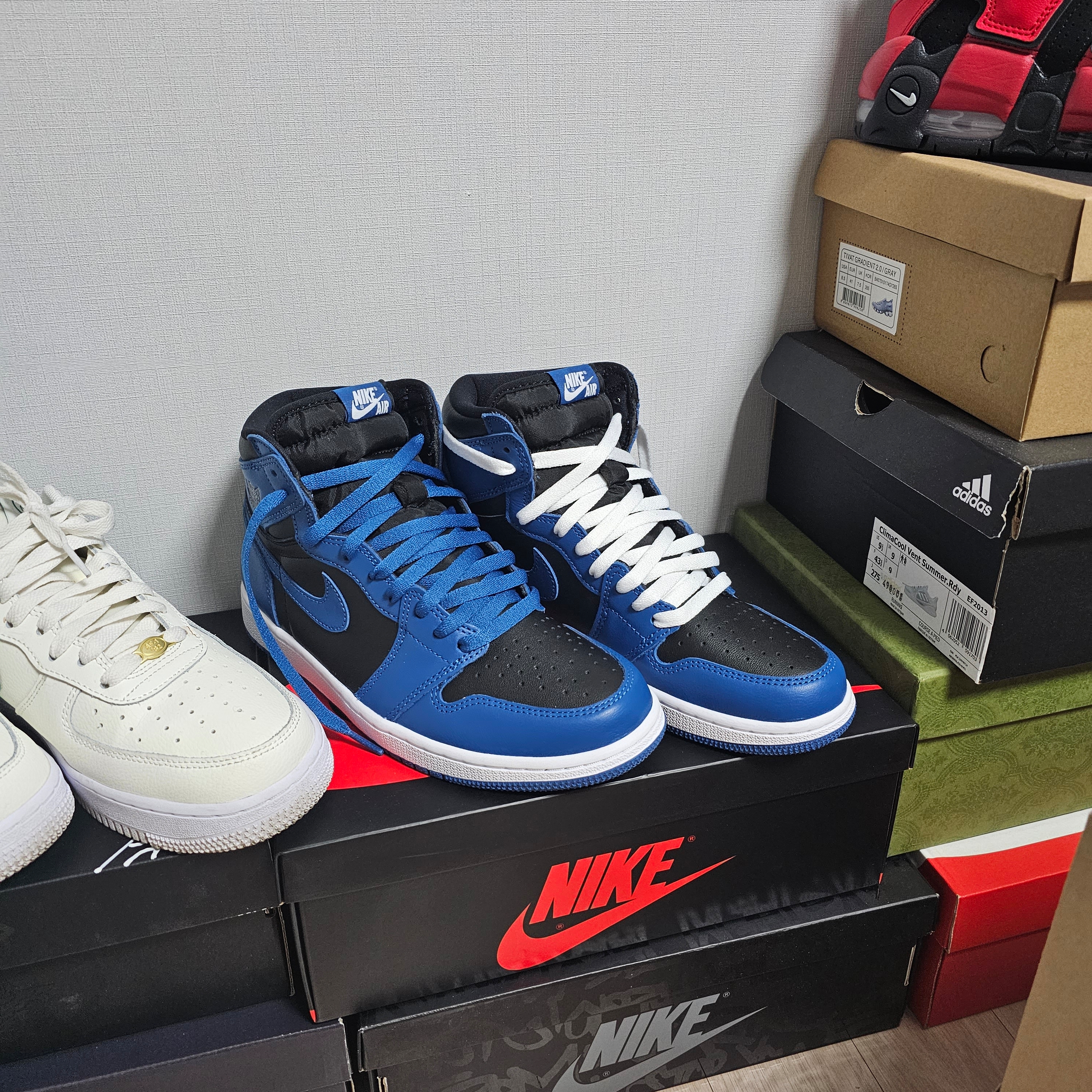 Jordan 1 Retro High OG Dark Marina Blue, Nike Air Force 1 '07 LV8 40th Anniversary Join Forces Sail Malachite 착용 스타일 - 1