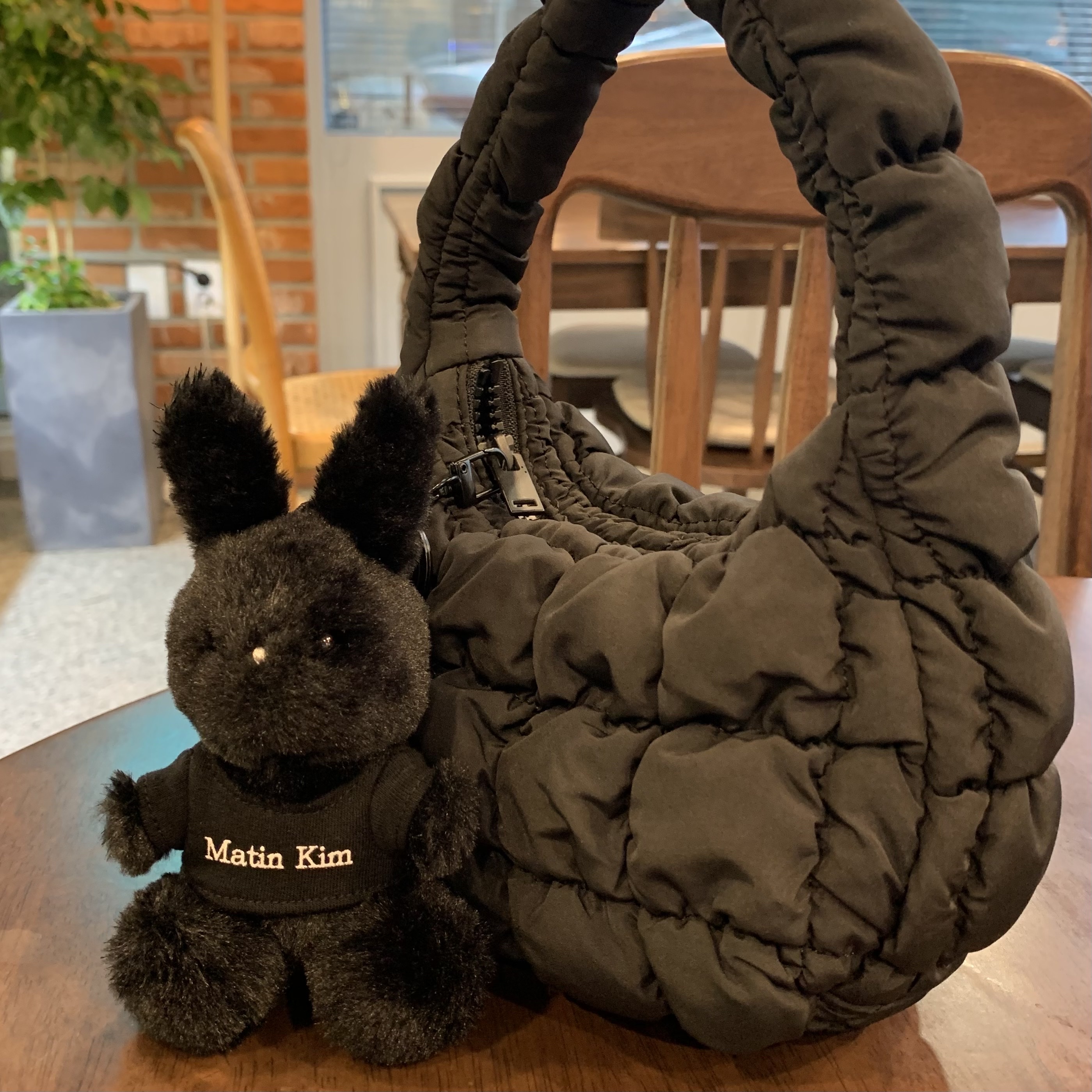 COS Quilted Micro Bag Black, Matin Kim Black Bunny Toy Keyring Black 착용 스타일