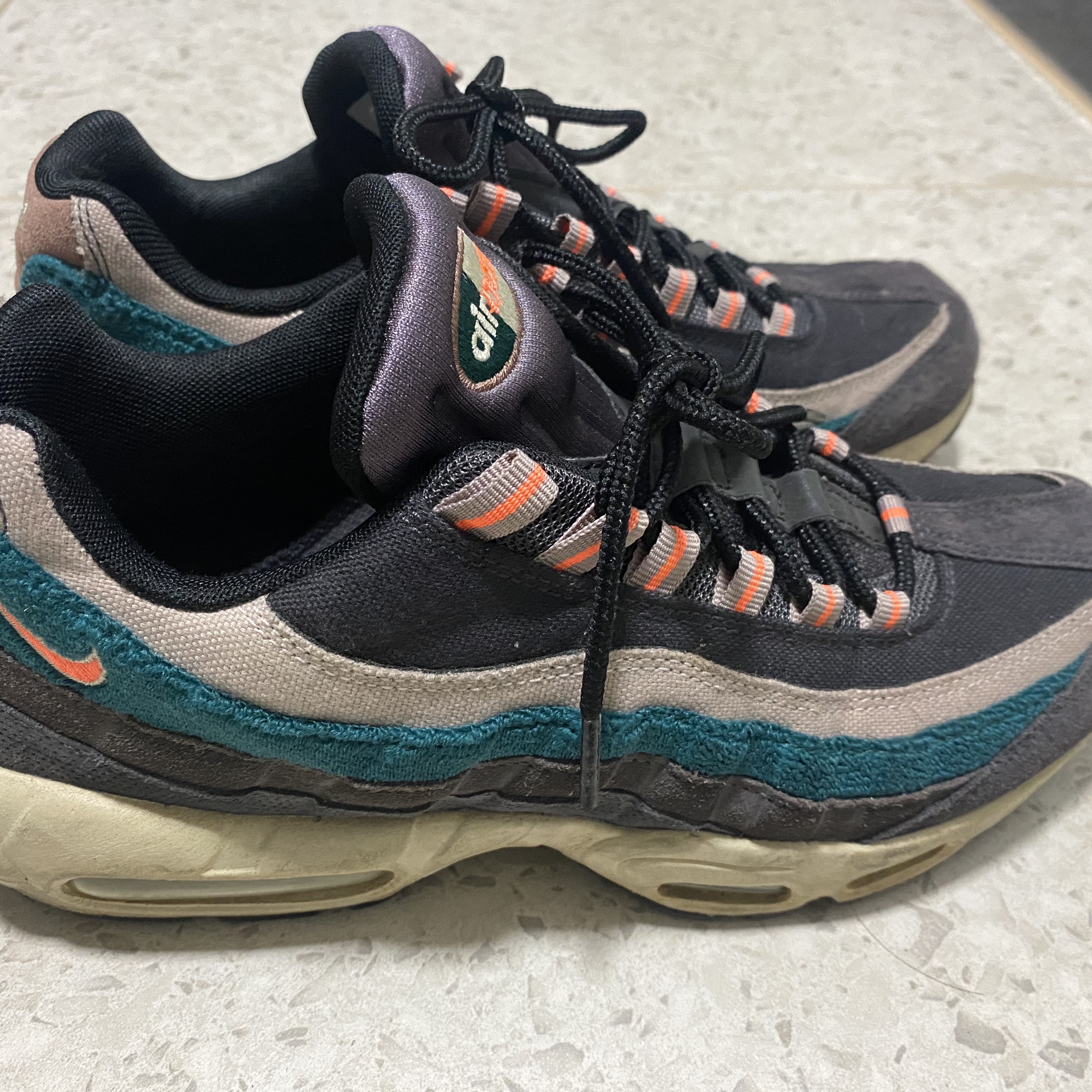 Nike Air Max 95 Grey Rainforest Bright Mango 착용 스타일