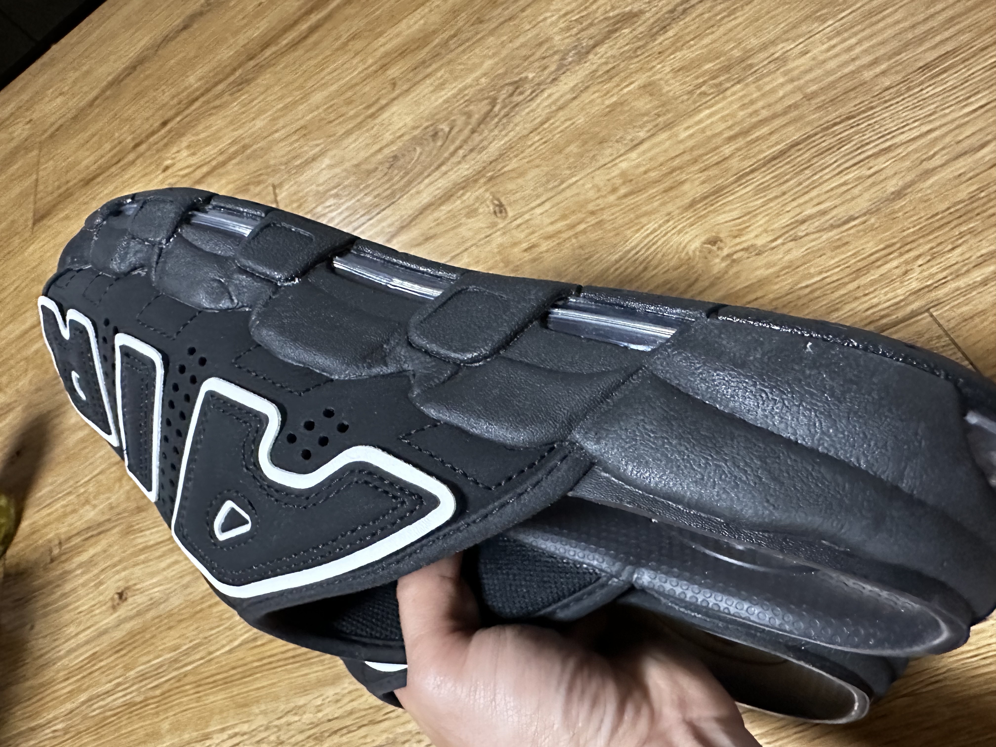 Nike Air More Uptempo Slide Black White 착용 스타일 - 2