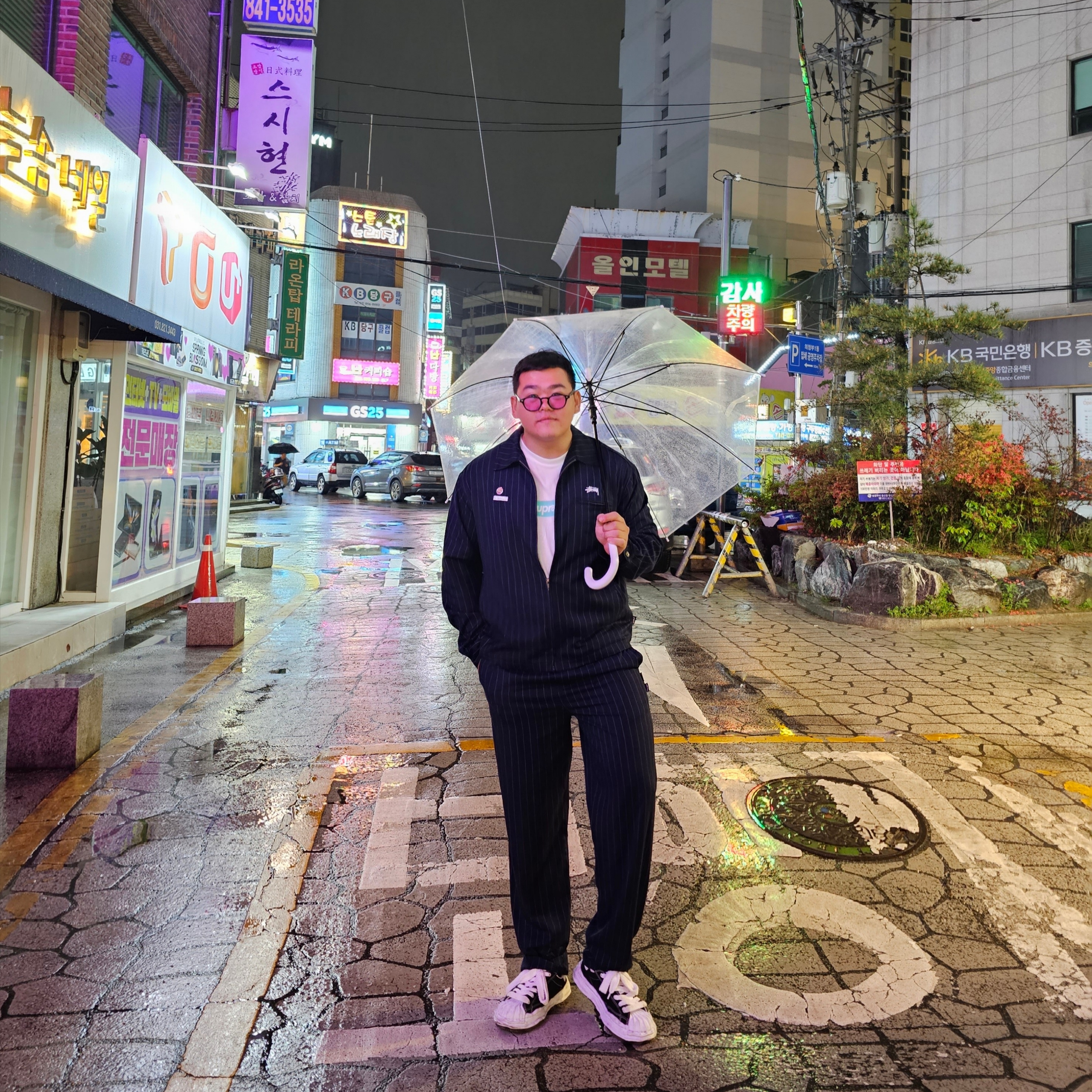 Maison Mihara Yasuhiro Blakey OG Sole Canvas Low-top Sneakers Black White, Stussy x CDG Pin Striped Beach Pants Navy 착용 스타일