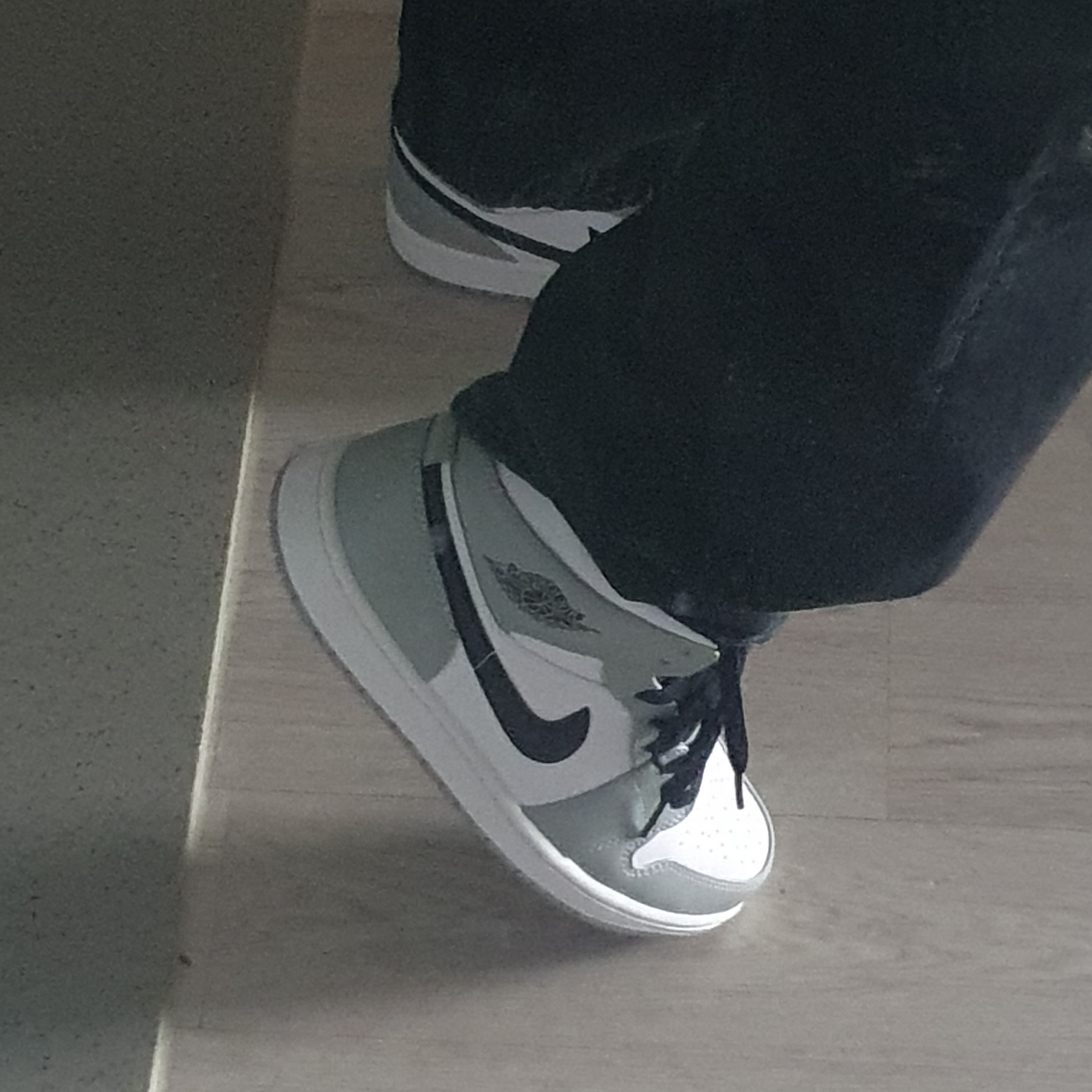 Jordan 1 Mid Light Smoke Grey 착용 스타일 - 1