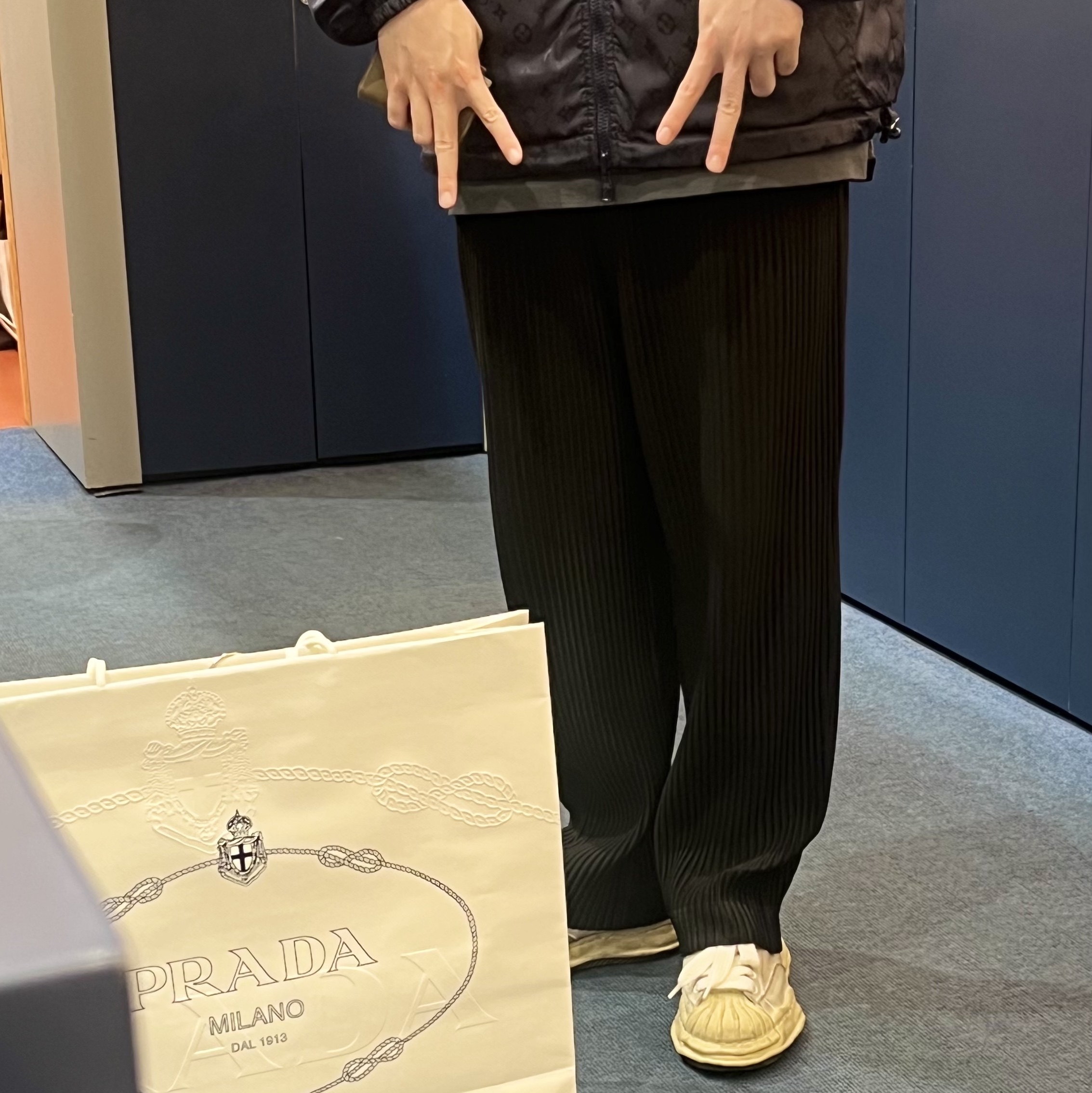 Maison Mihara Yasuhiro Blakey OG Sole Distressed Canvas Low-top Sneakers White, Homme Plisse Issey Miyake Straight Basics Pants Black 착용 스타일 - 1