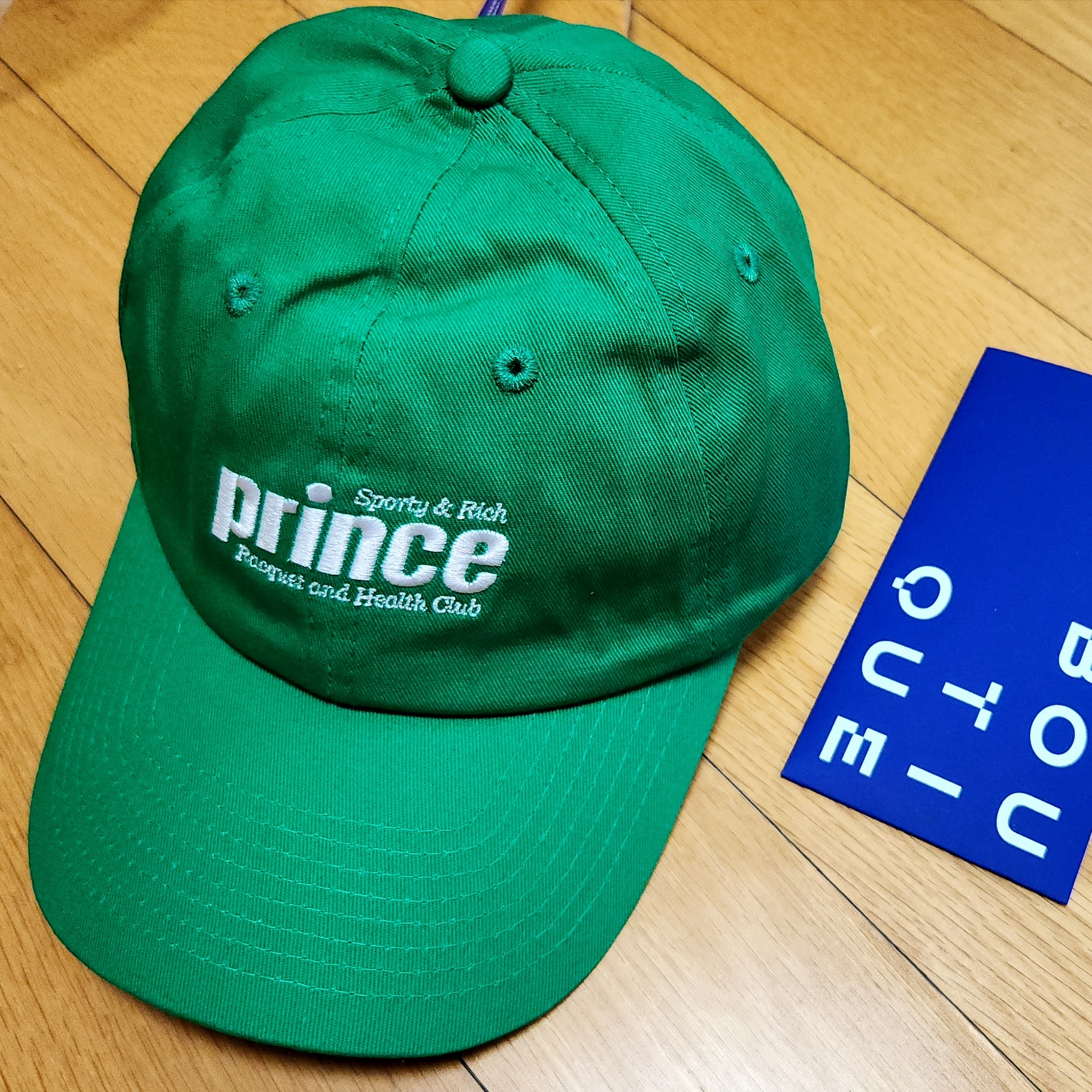 Sporty & Rich Prince Sporty Logo Ball Cap Kelly Green 착용 스타일