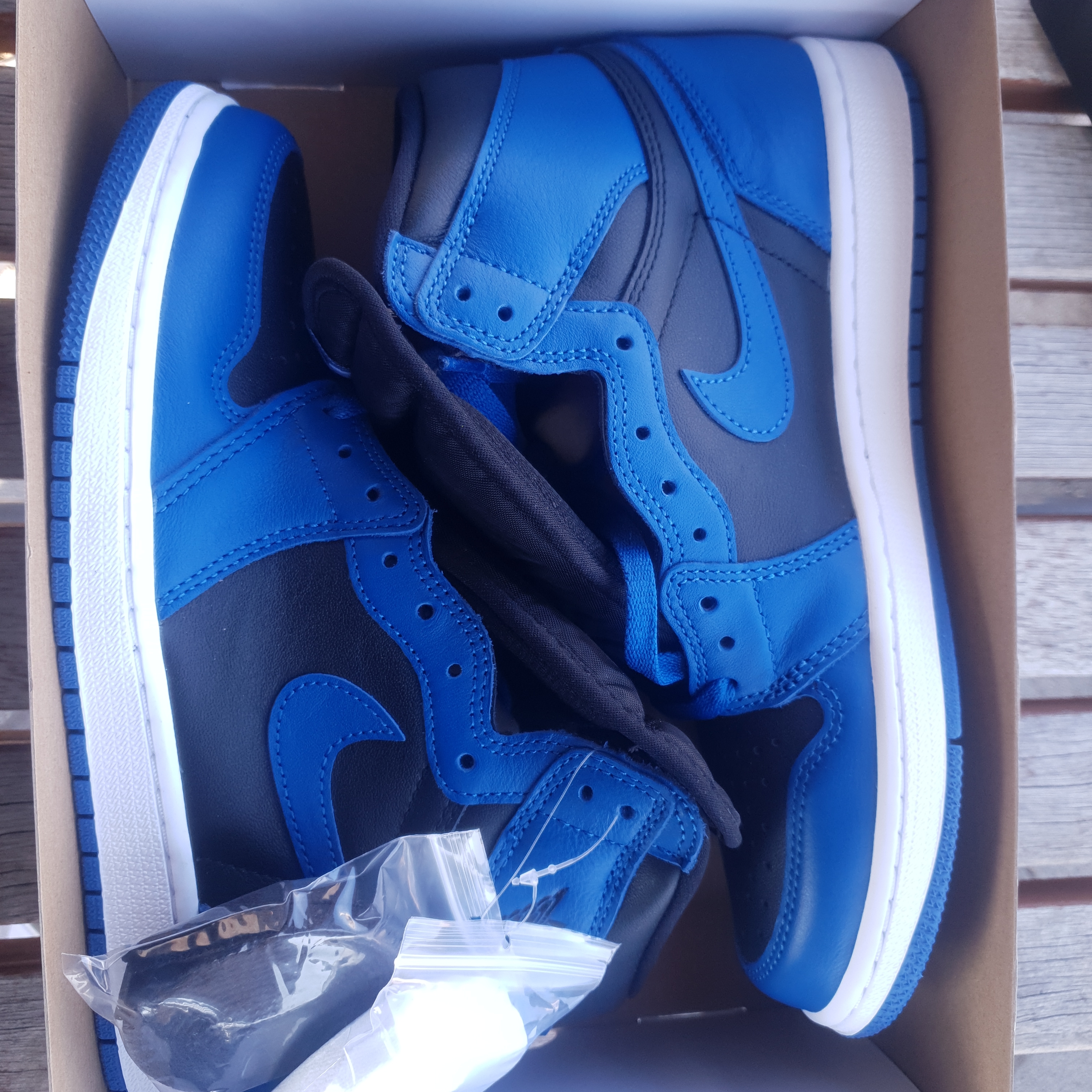 Jordan 1 Retro High OG Dark Marina Blue, Nike Air Force 1 '07 LV8 40th Anniversary Join Forces Sail Malachite 착용 스타일 - 5