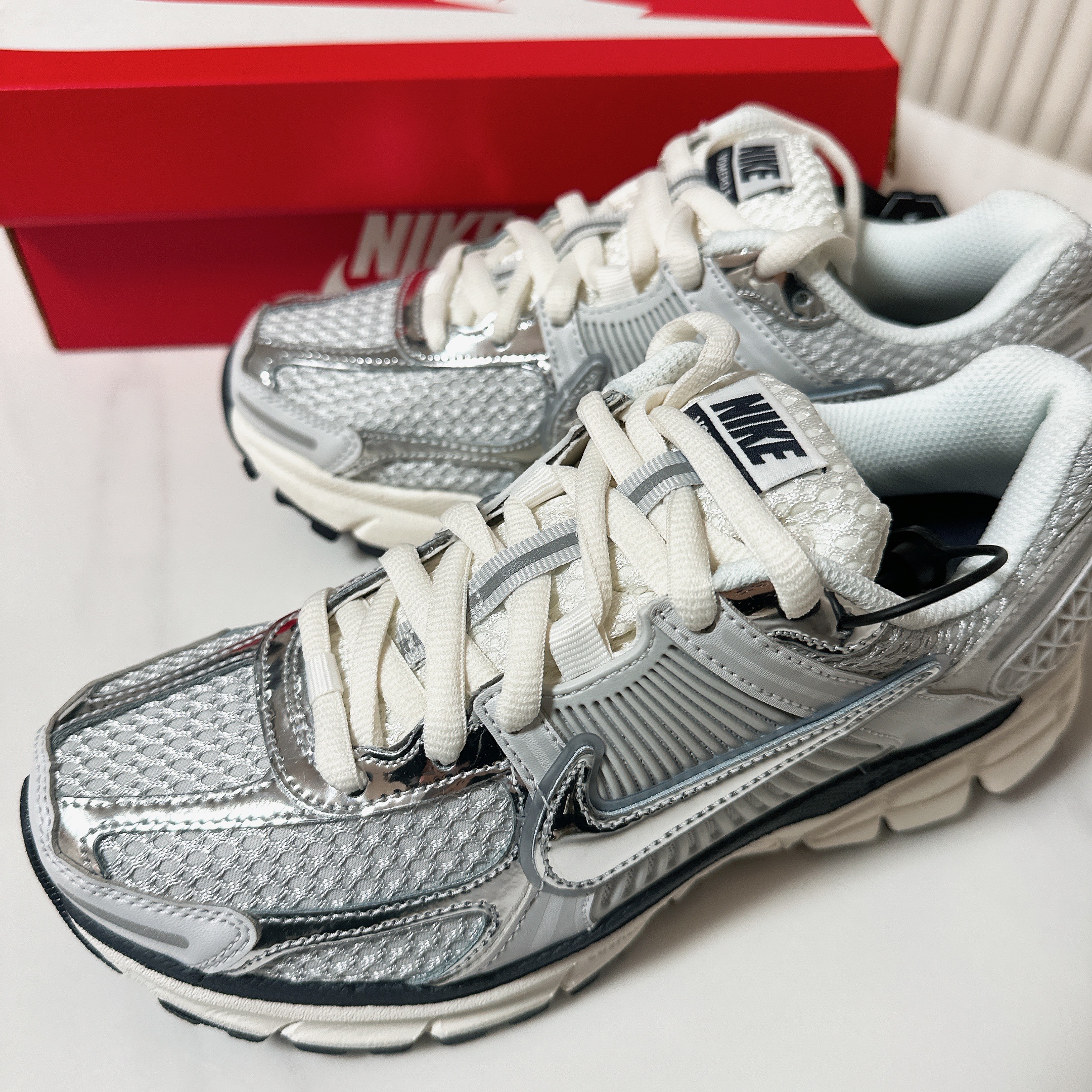 (W) Nike Zoom Vomero 5 Photon Dust and Metallic Silver 착용 스타일 - 2