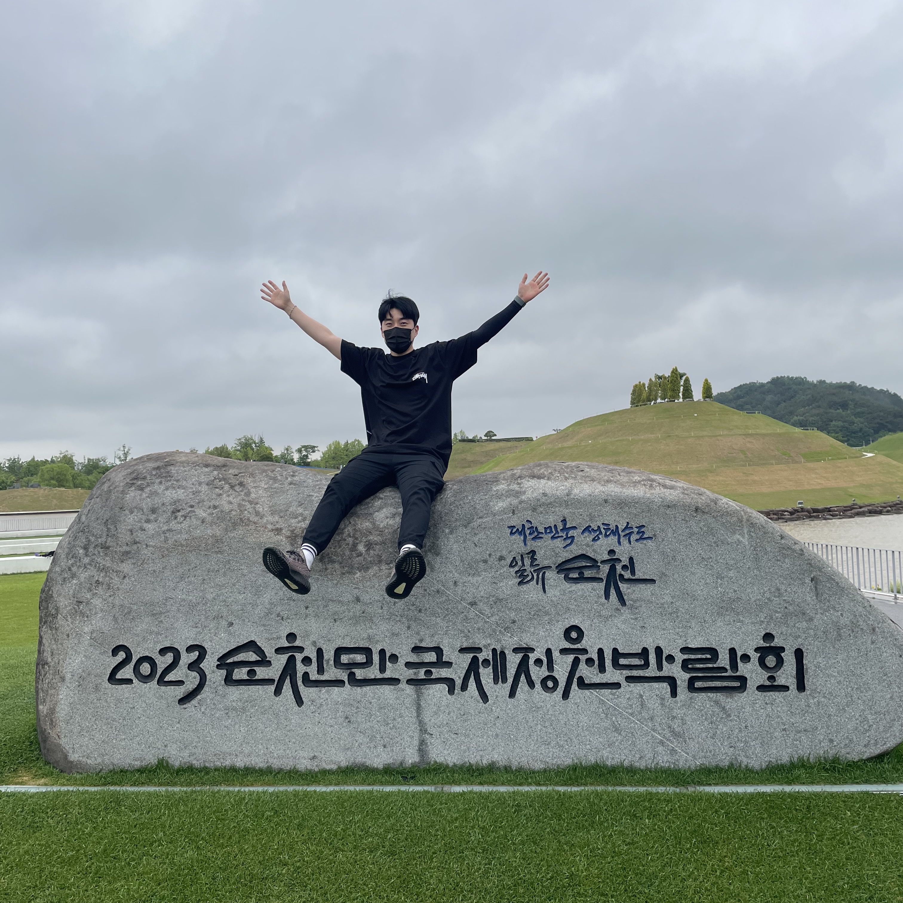 스투시 쉐터드 티셔츠 블랙, 아디다스 이지 부스트 350 V2 예힐 - 리플렉티브 착용 스타일 - 1