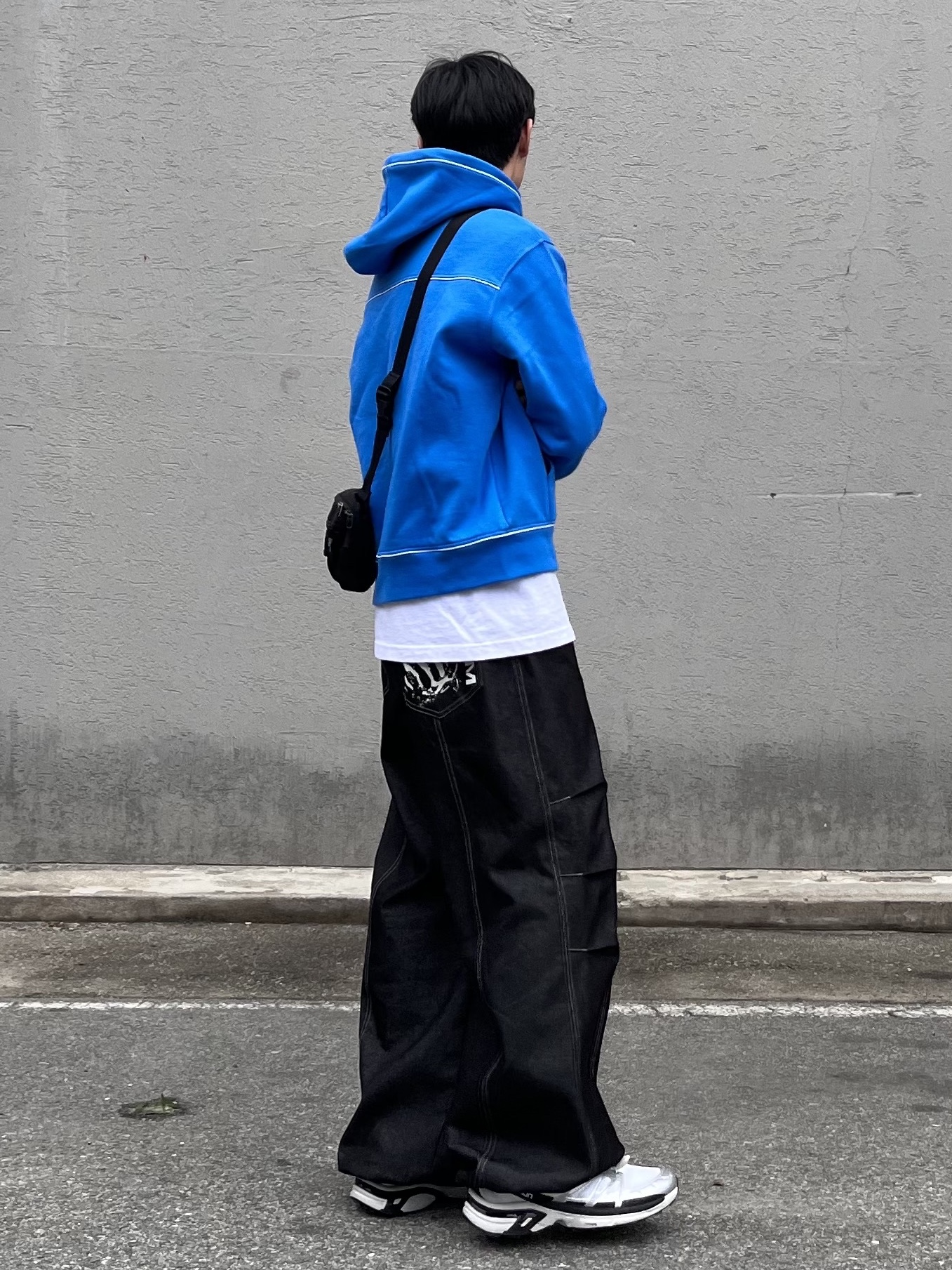 Jacquemus Le Sweatshirt Vague Wave Logo Hoodie Wave Blue, Arc'teryx Mantis 2 Waistpack Black 착용 스타일 - 4