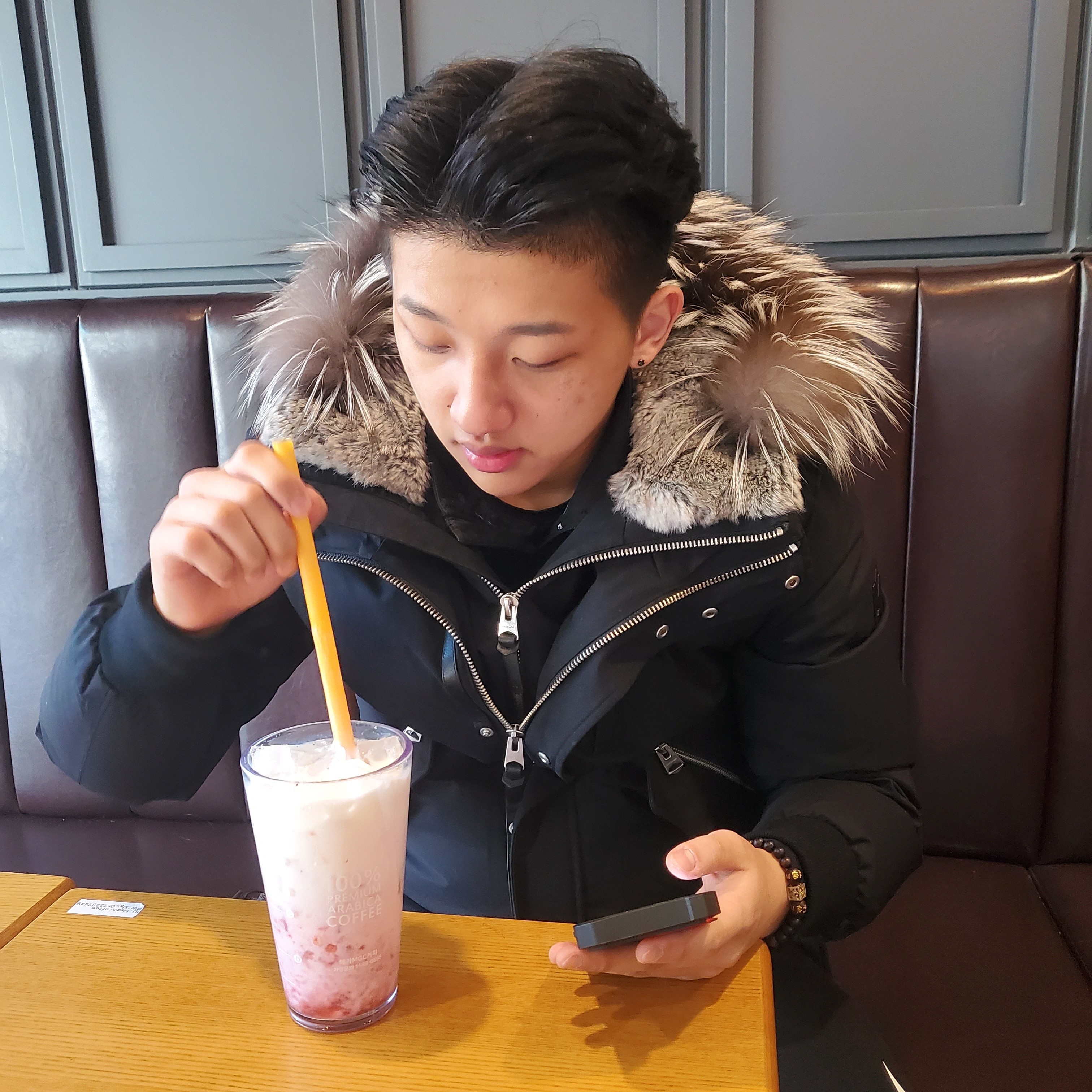 맥카지 딕슨 투인원 노르딕 테크 다운 봄버 실버 폭스 퍼 블랙 실버 착용 스타일 - 4