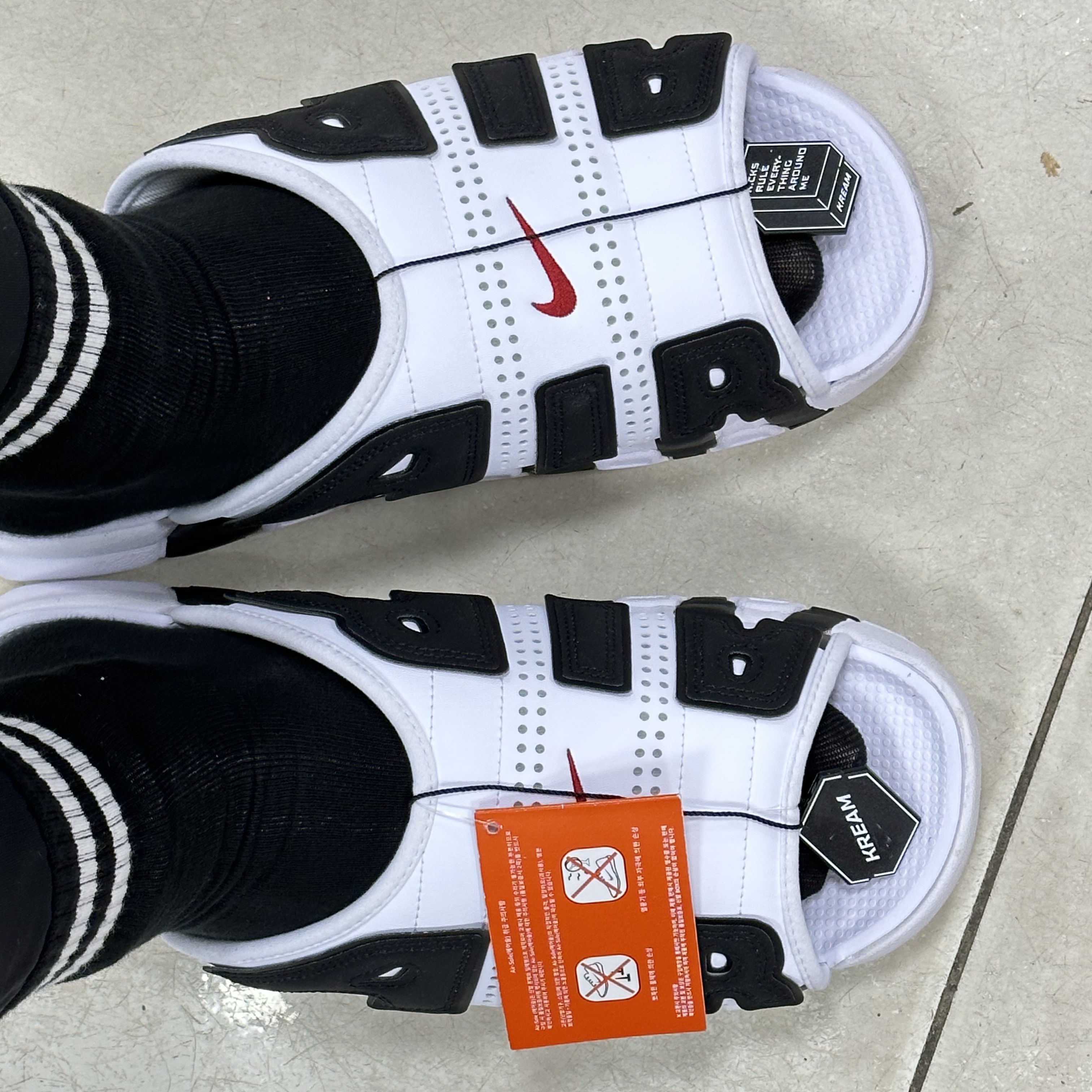 Nike Air More Uptempo Slide White Black 착용 스타일