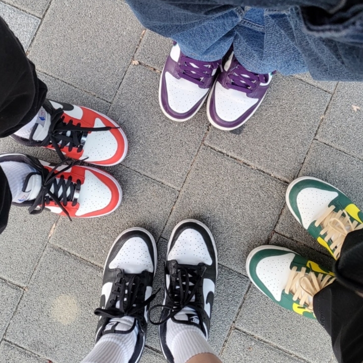 (W) 나이키 덩크 로우 SE 옵티 노블 그린, 나이키 x NBA 덩크 로우 레트로 EMB 블랙 앤 칠리 레드 착용 스타일