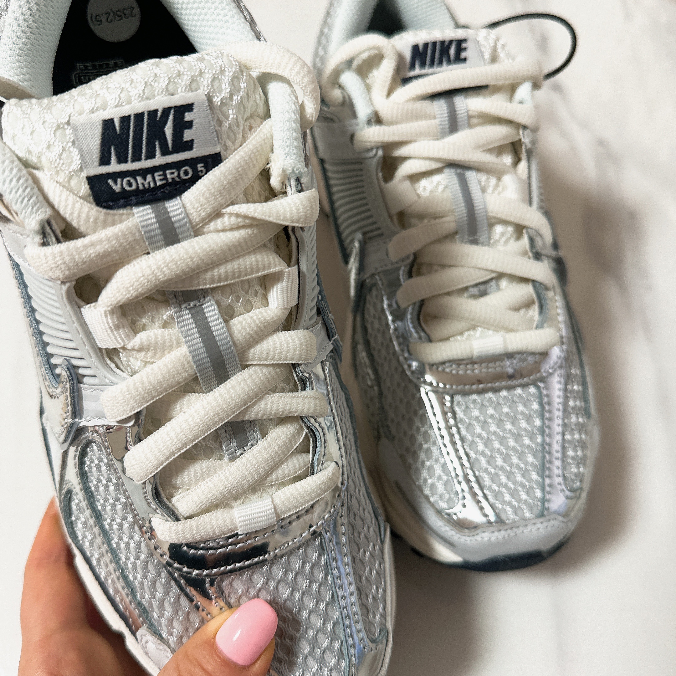 (W) Nike Zoom Vomero 5 Photon Dust and Metallic Silver 착용 스타일 - 1