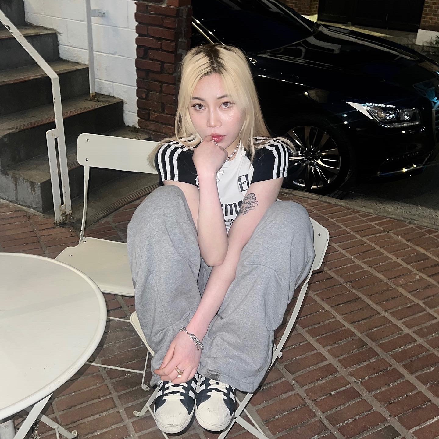 Adidas Superstar 82 Black White 착용 스타일 - 2