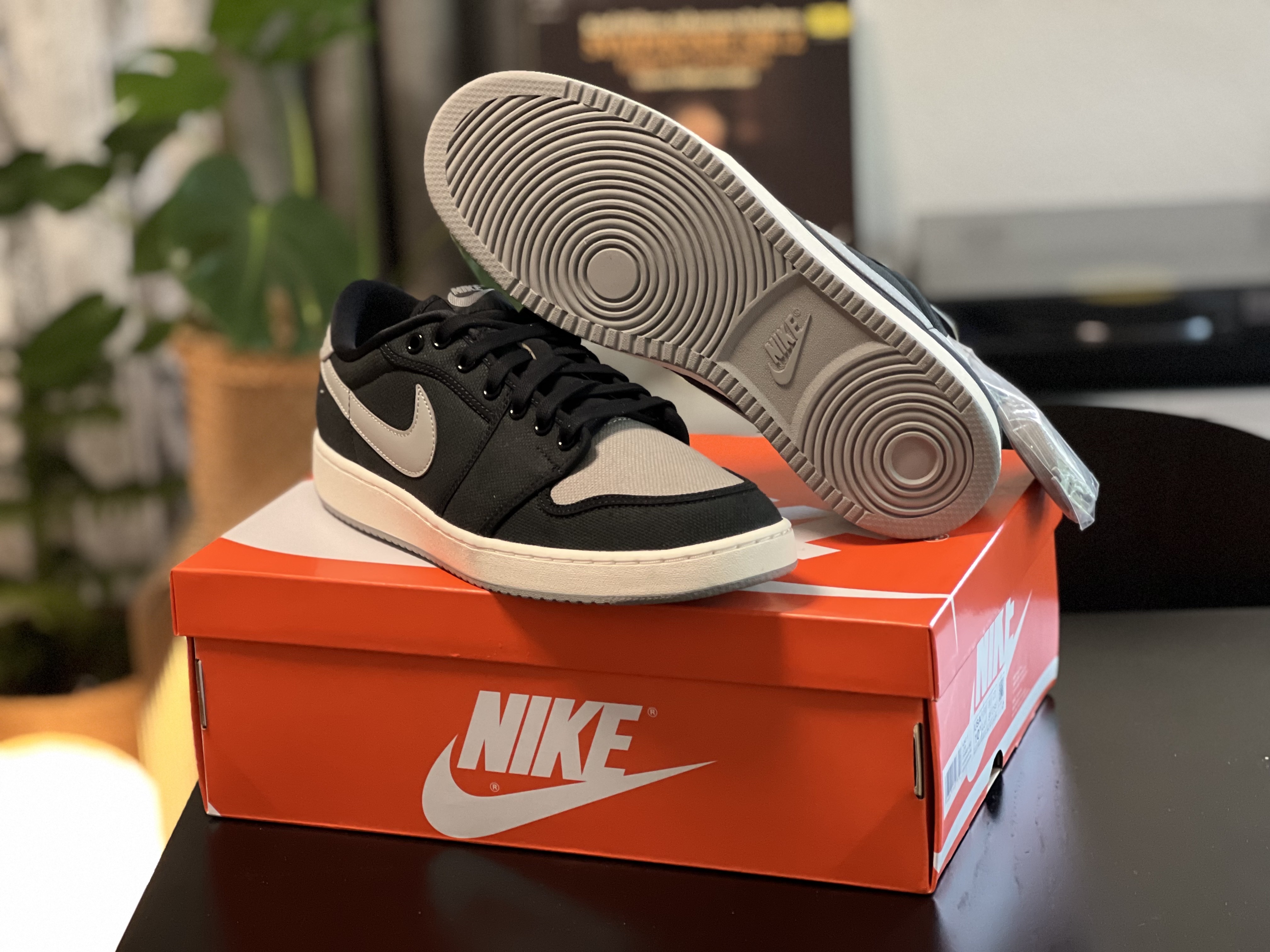 Jordan 1 KO Low White Dark Royal Blue 착용 스타일 - 2