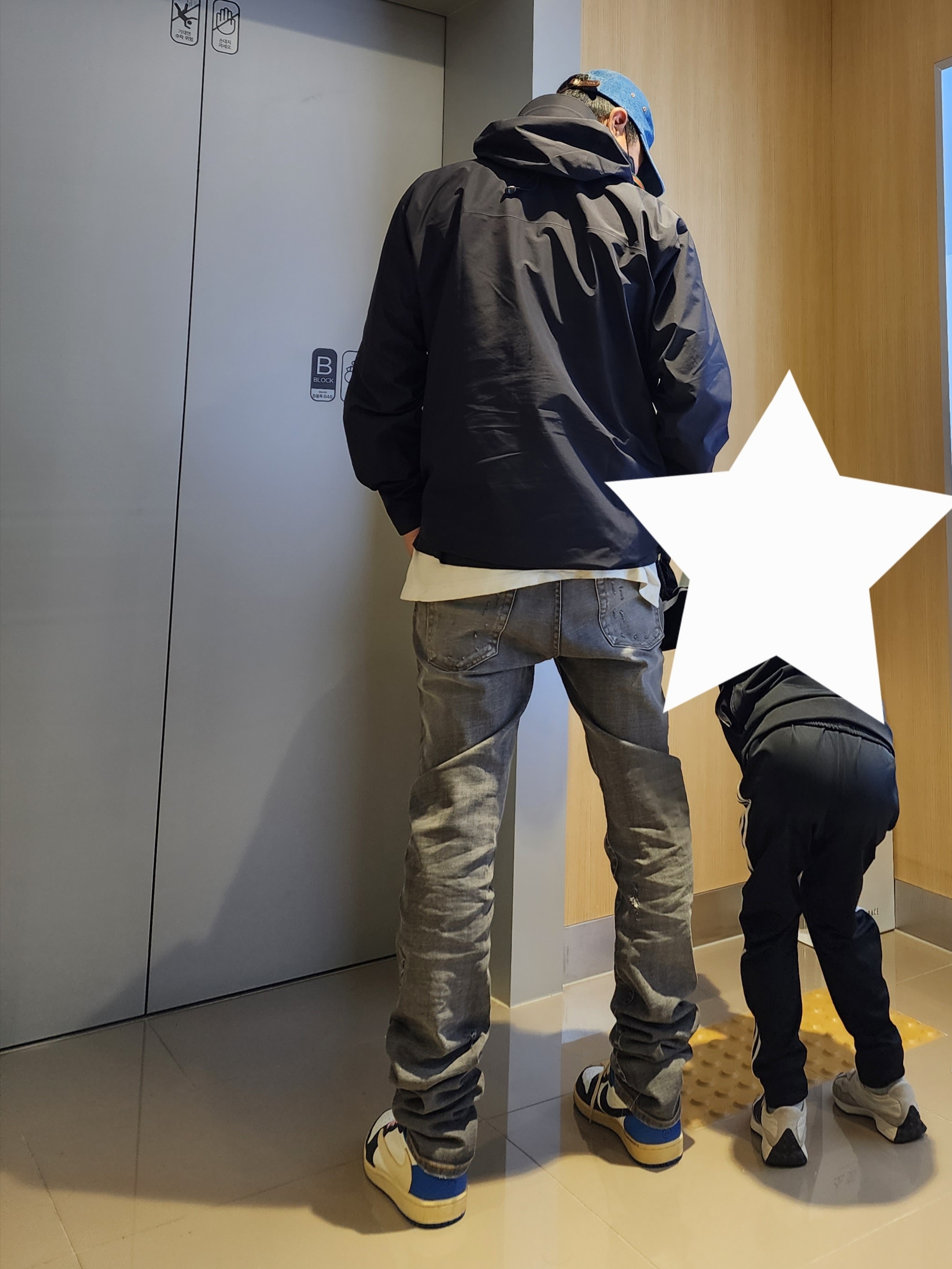 Arc'teryx Beta LT Jacket Black, Undermycar Legion.03 Slim Fit Blue Stitch Washed Jeans Washed Gray 착용 스타일 - 1