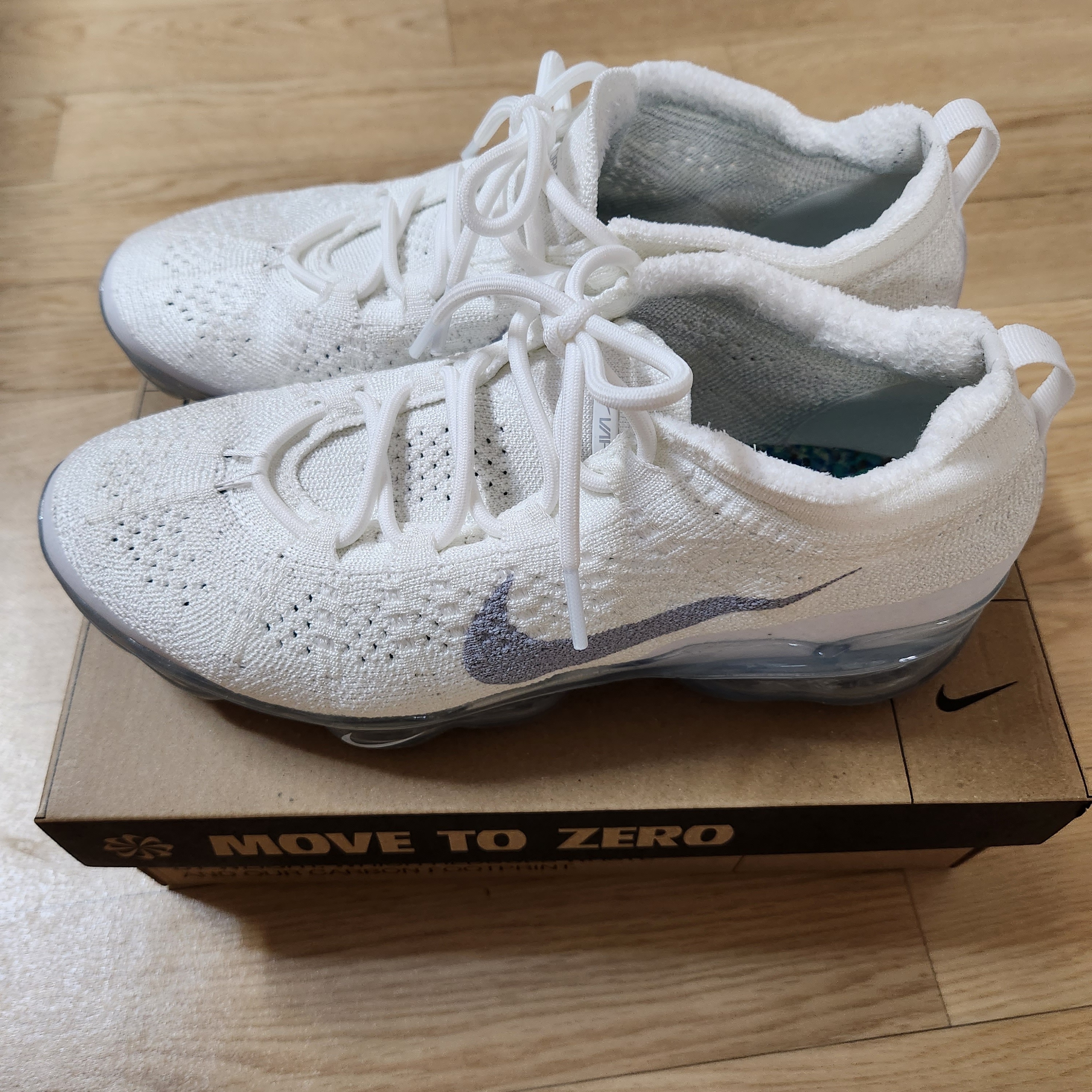 (W) Nike Air Vapormax 2023 Flyknit White 착용 스타일 - 1