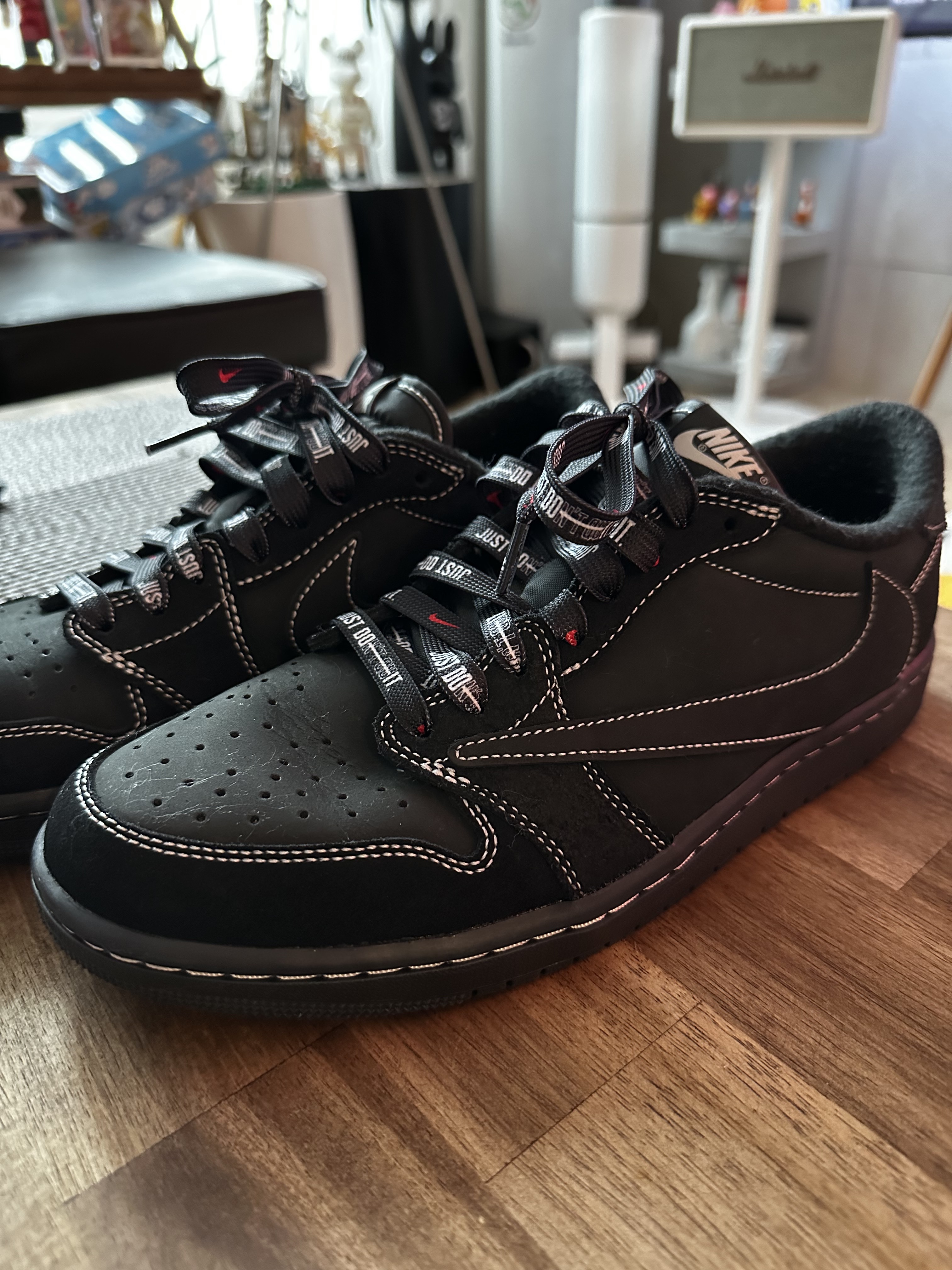 Jordan 1 x Travis Scott Retro Low OG SP Black Phantom 착용 스타일 - 1