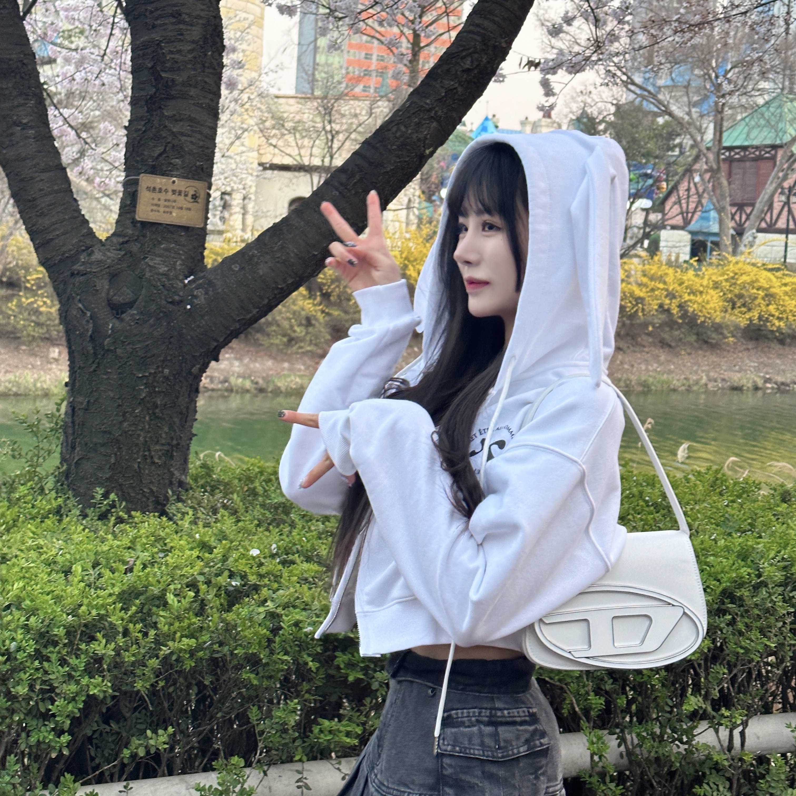 Diesel 1DR Shoulder Bag in Nappa Leather White, Maison Mihara Yasuhiro Blakey OG STC Sole Chenile Embroidery Low-top Sneakers White 착용 스타일 - 3
