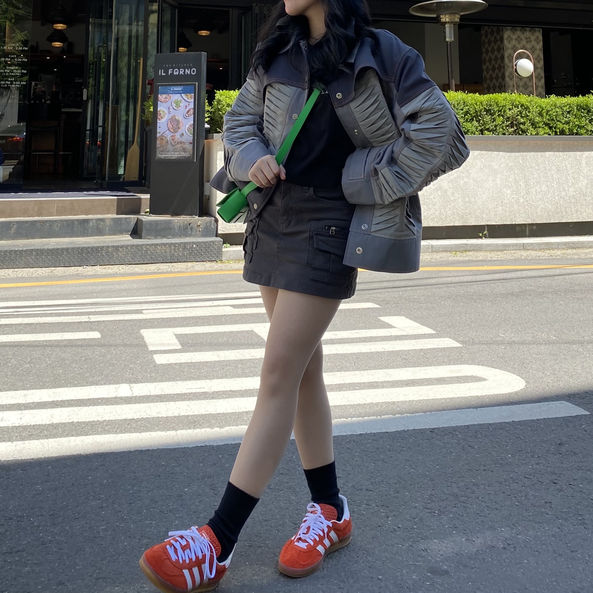 (W) Adidas Gazelle Indoor Bold Orange Cloud White, Matin Kim Accordion Mini Bag Ivory 착용 스타일 - 2