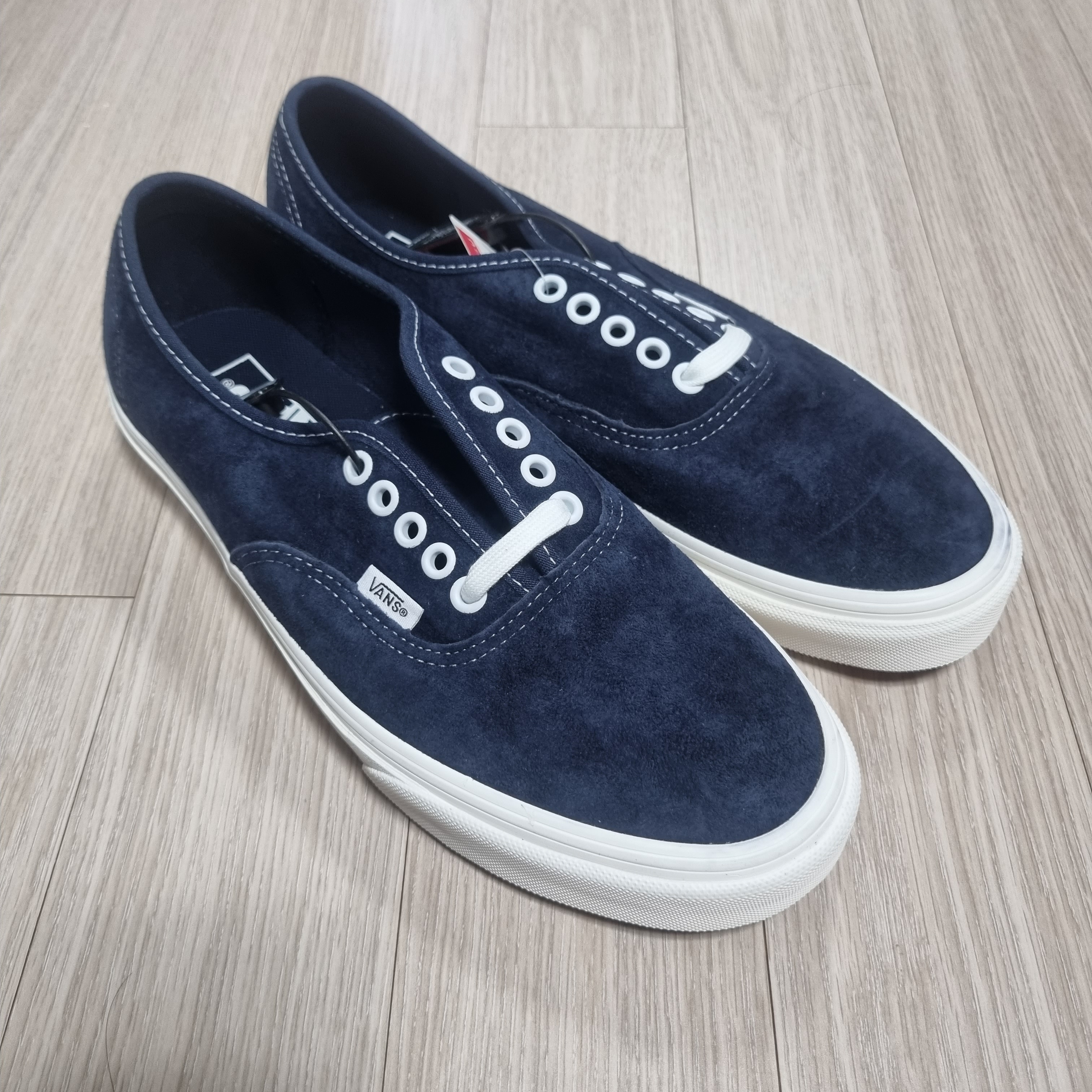 Vans Authentic Pig Suede Parisian Night 착용 스타일