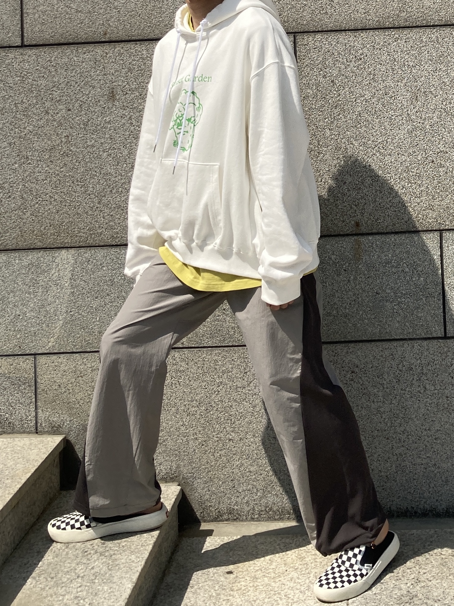 반스 체커보드 컴피쿠시 원 블랙 착용 스타일 - 1