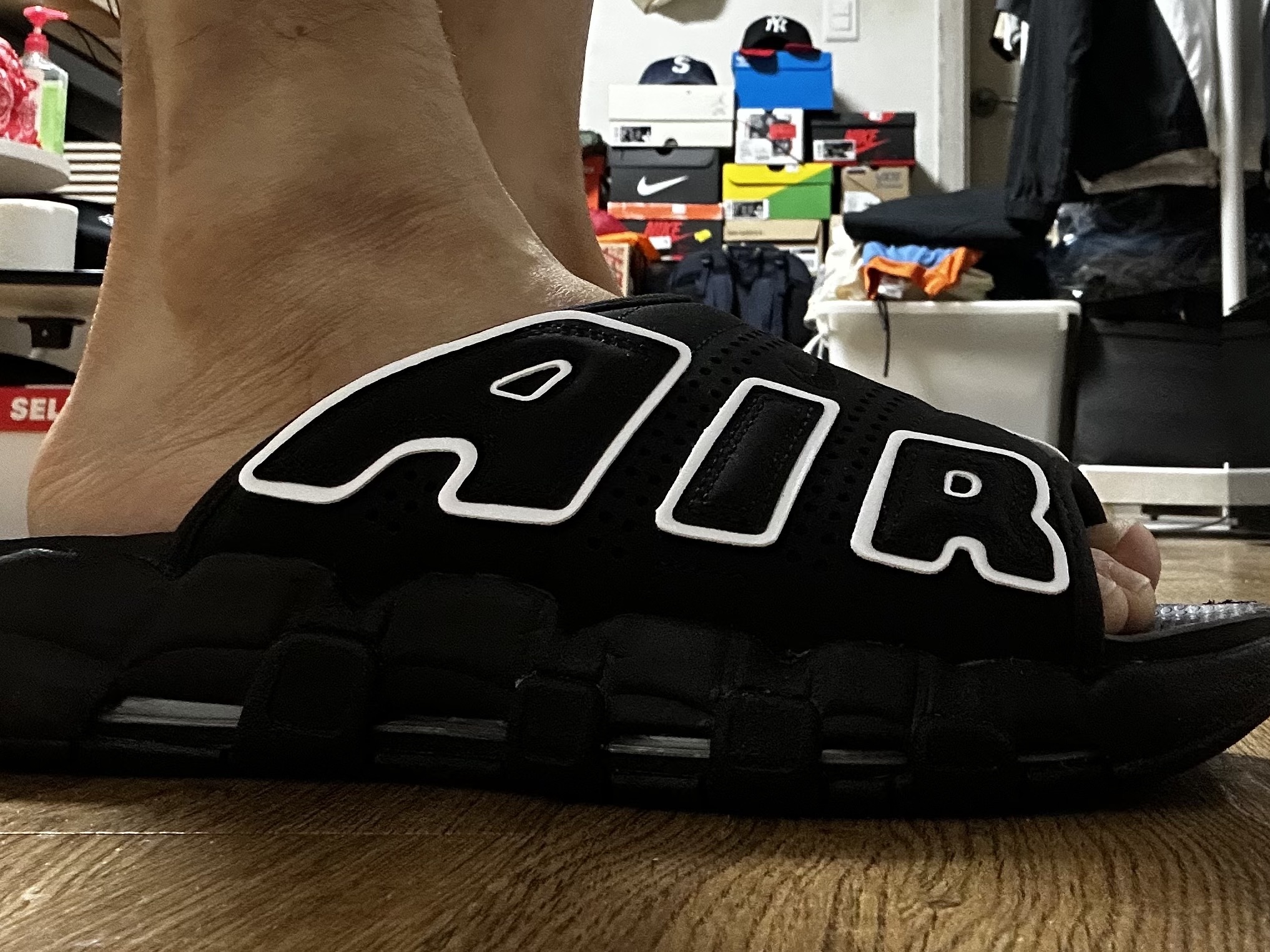Nike Air More Uptempo Slide Black White 착용 스타일 - 3