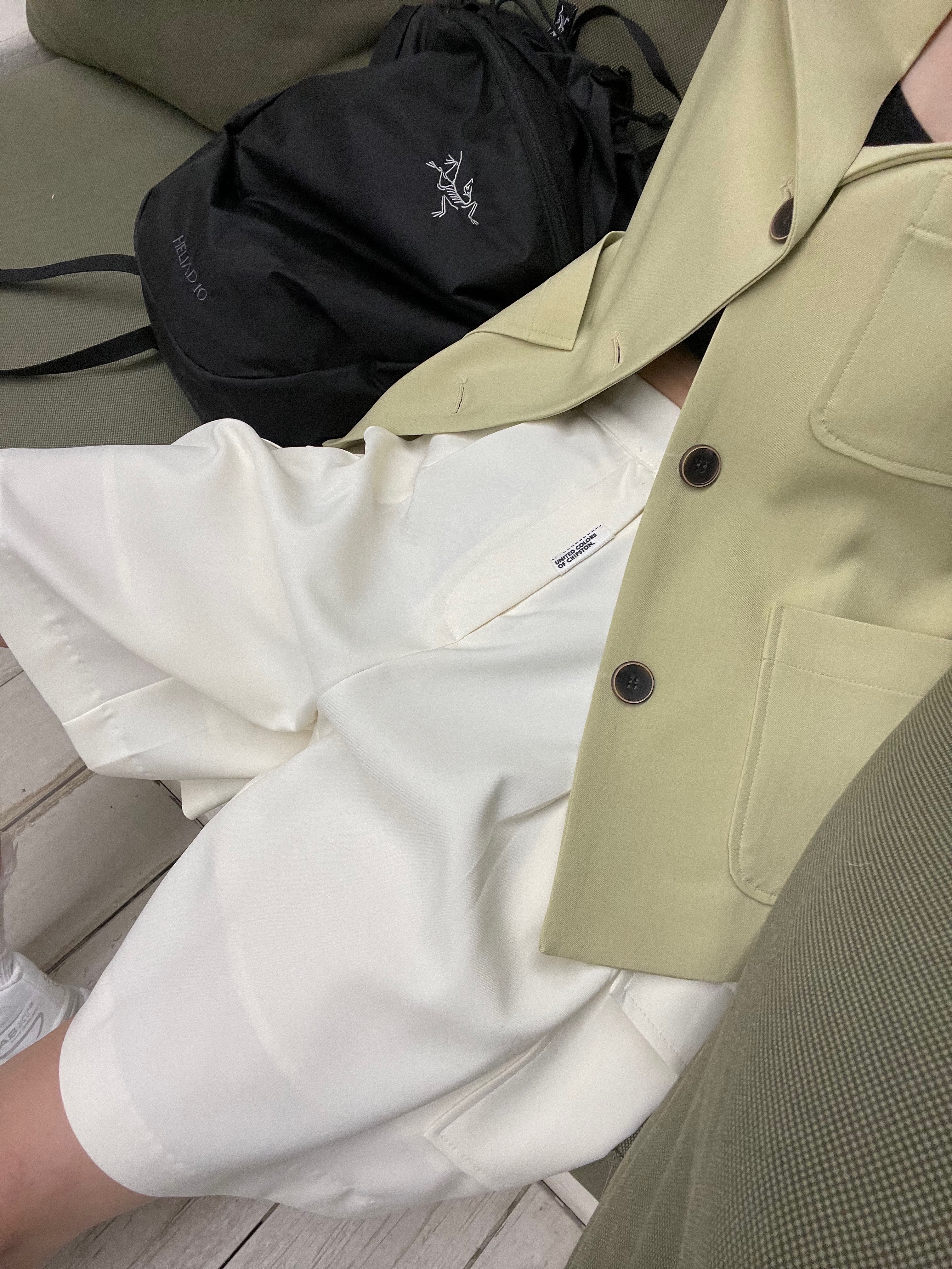 Salomon XT-6 ADV White, Arc'teryx Heliad 10 Backpack Black 착용 스타일 - 3