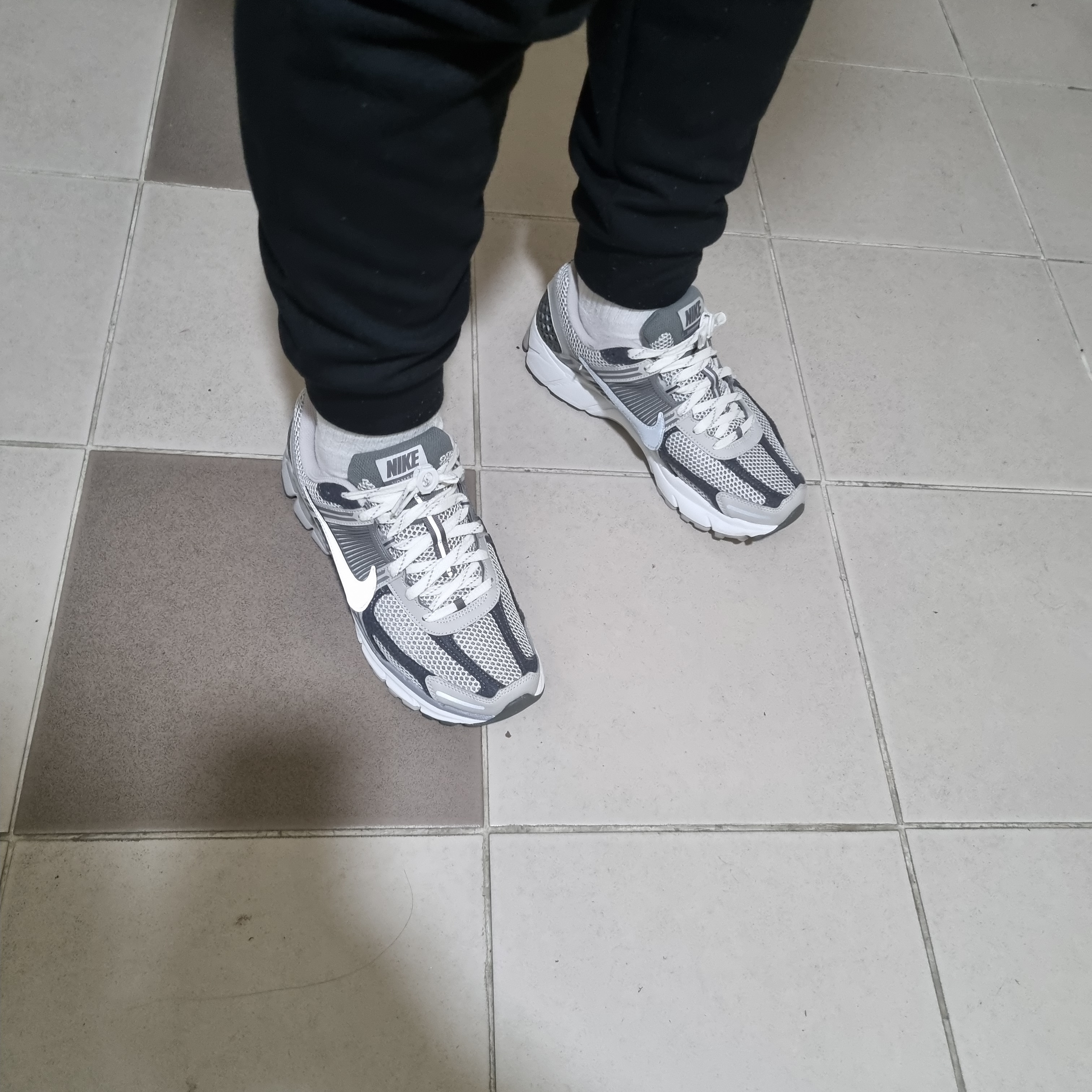 Nike Zoom Vomero 5 PRM Light Iron Ore and Flat Fewter 착용 스타일