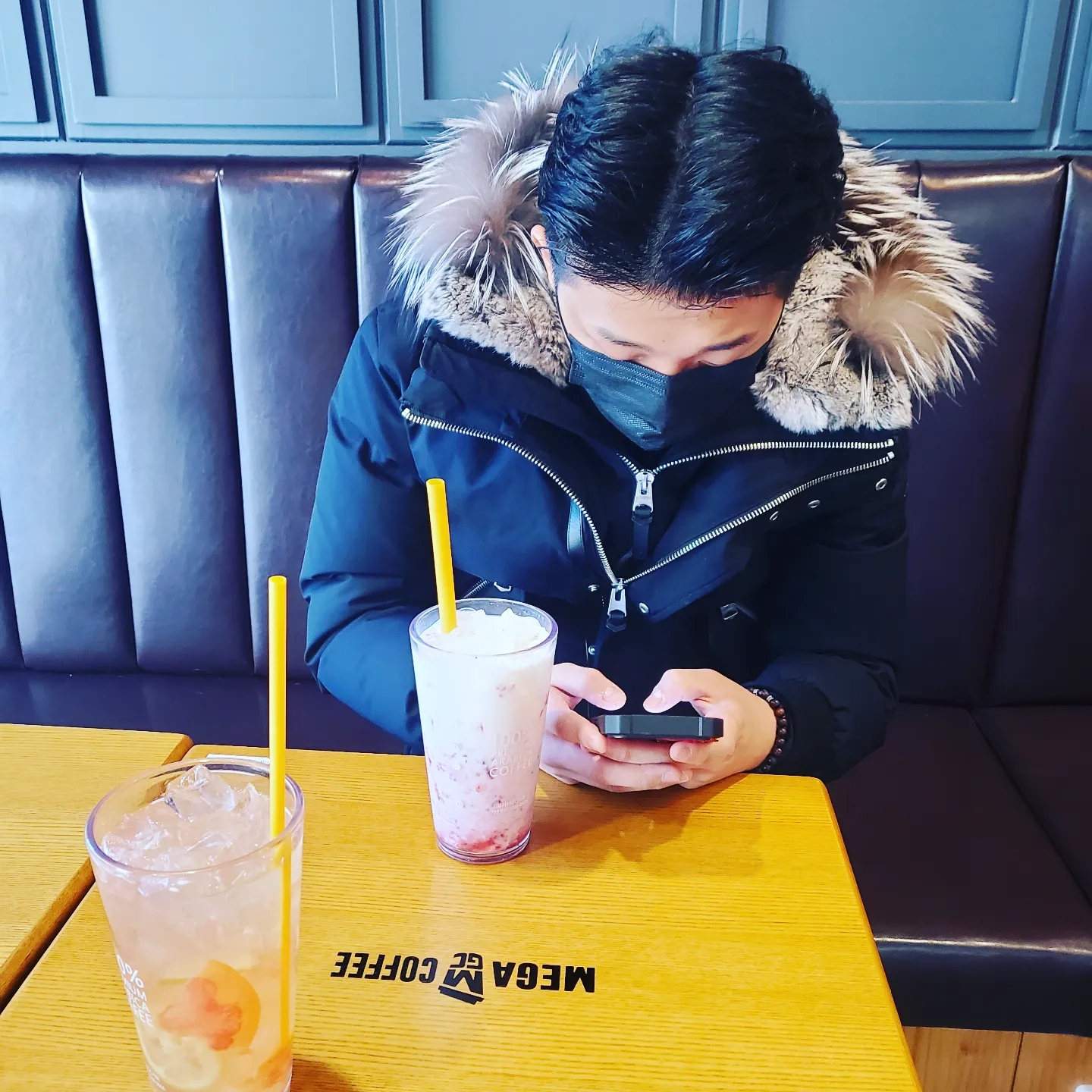맥카지 딕슨 투인원 노르딕 테크 다운 봄버 실버 폭스 퍼 블랙 실버 착용 스타일 - 3