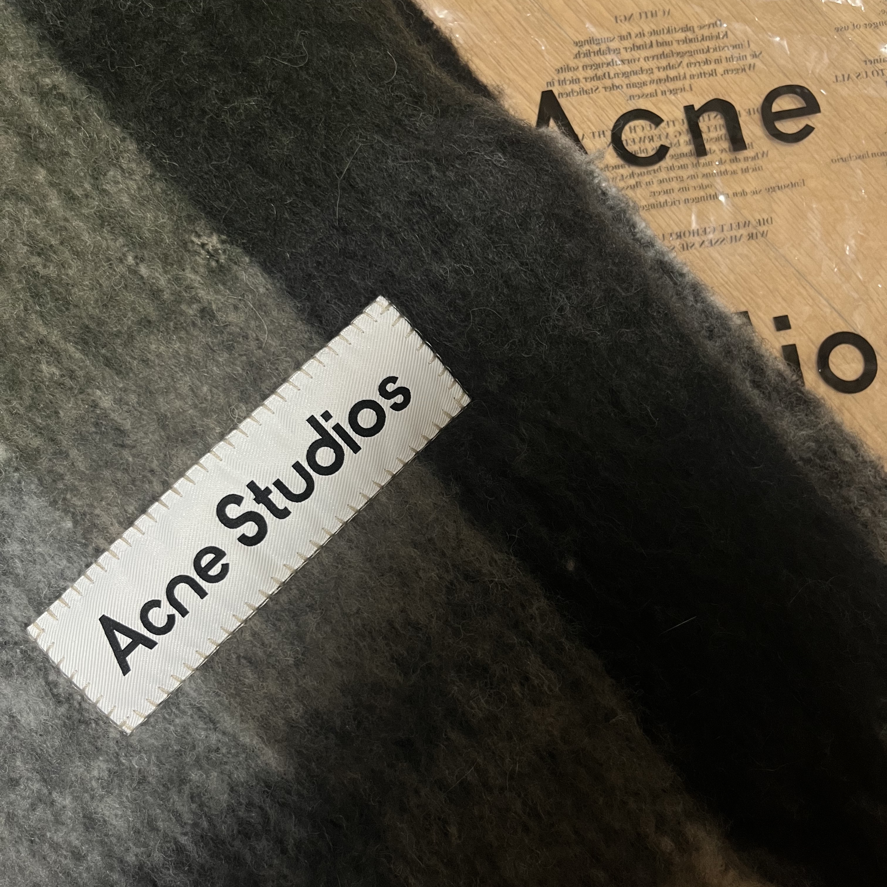 Acne Studios Mohair Check Muffler Grey Green Black 착용 스타일
