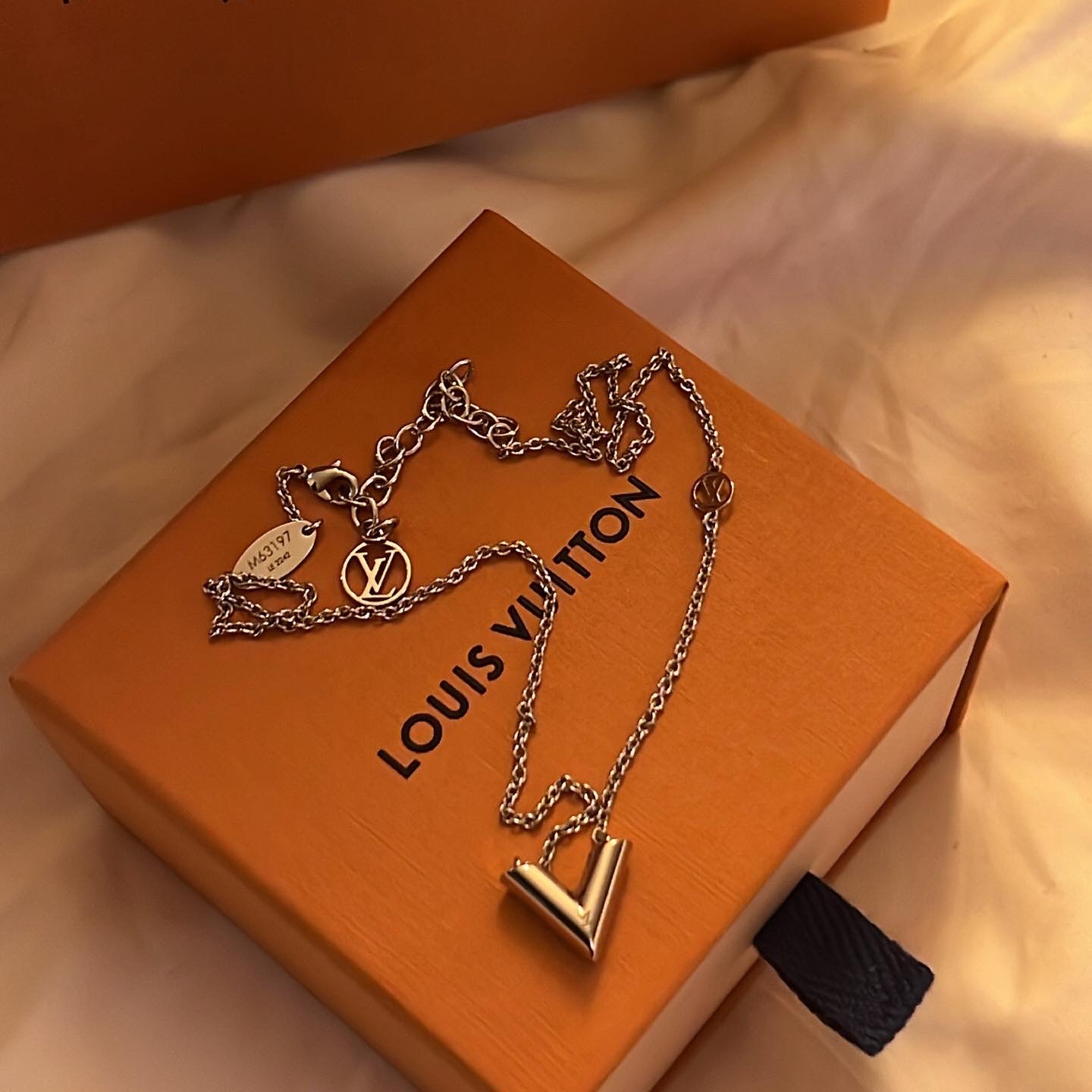 (W) Louis Vuitton Essential V Supple Necklace Palladium 착용 스타일