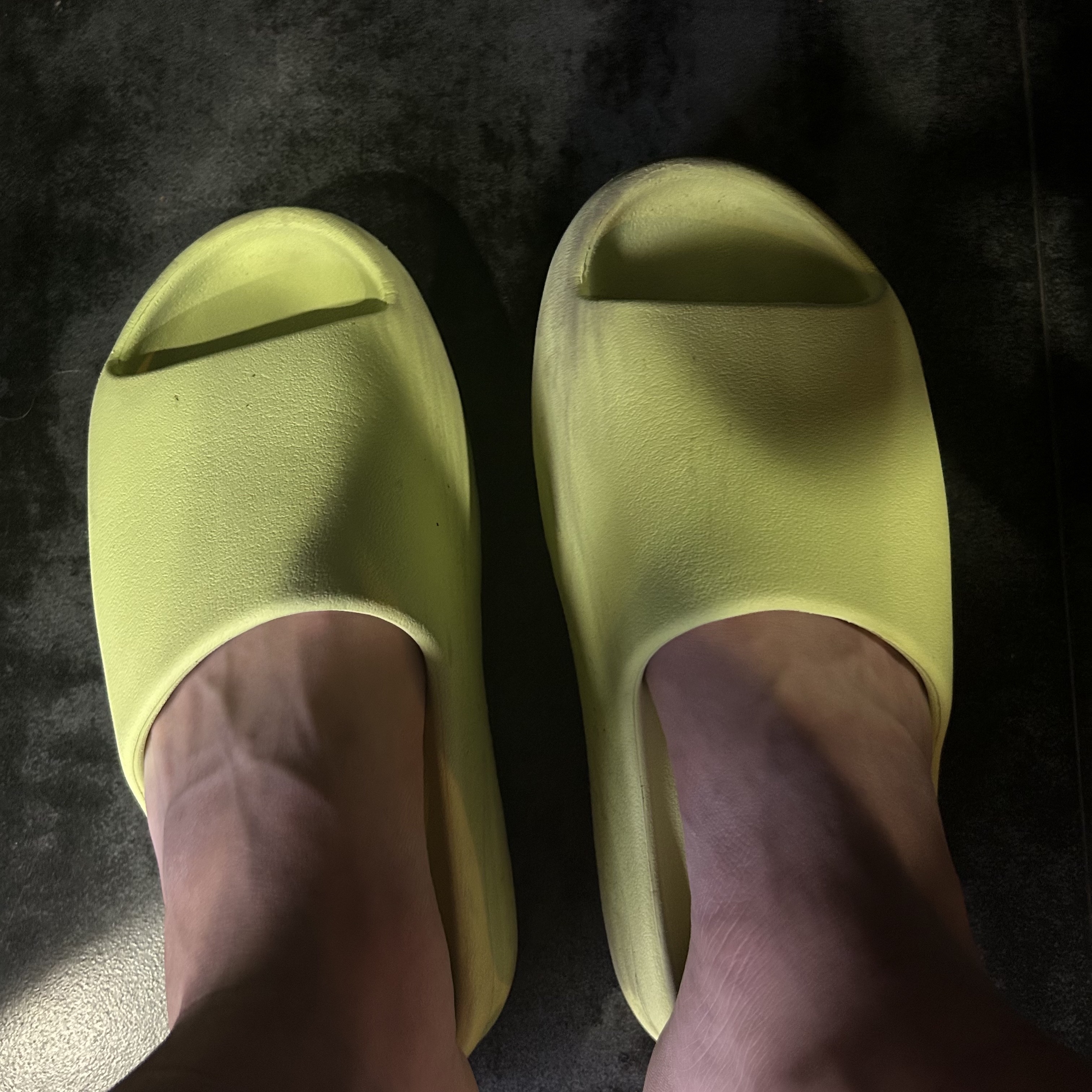 Adidas Yeezy Slide Glow Green 2022/2023 착용 스타일