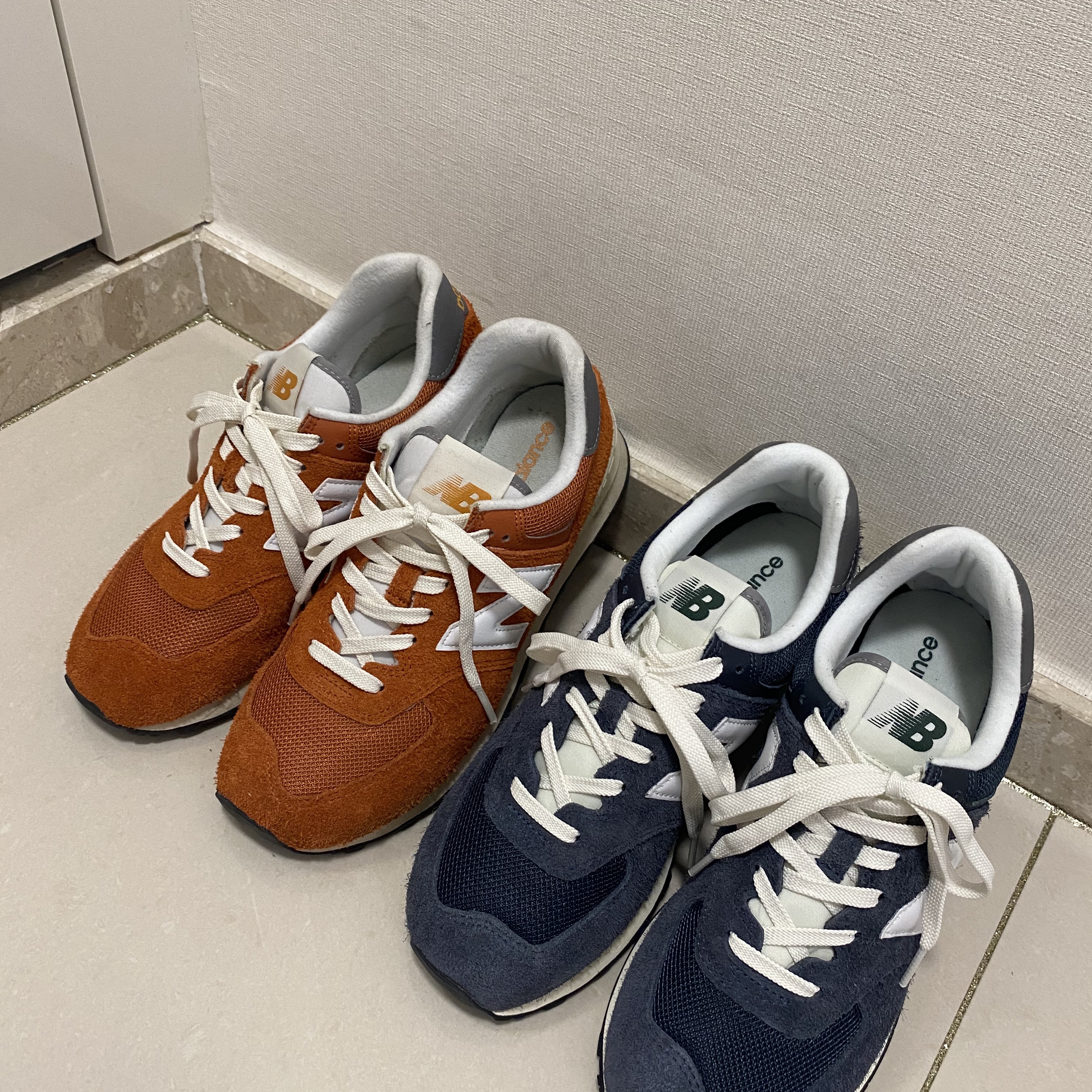 New Balance 574 Heritage Navy, New Balance 574 Heritage Orange Burst White 착용 스타일 - 1