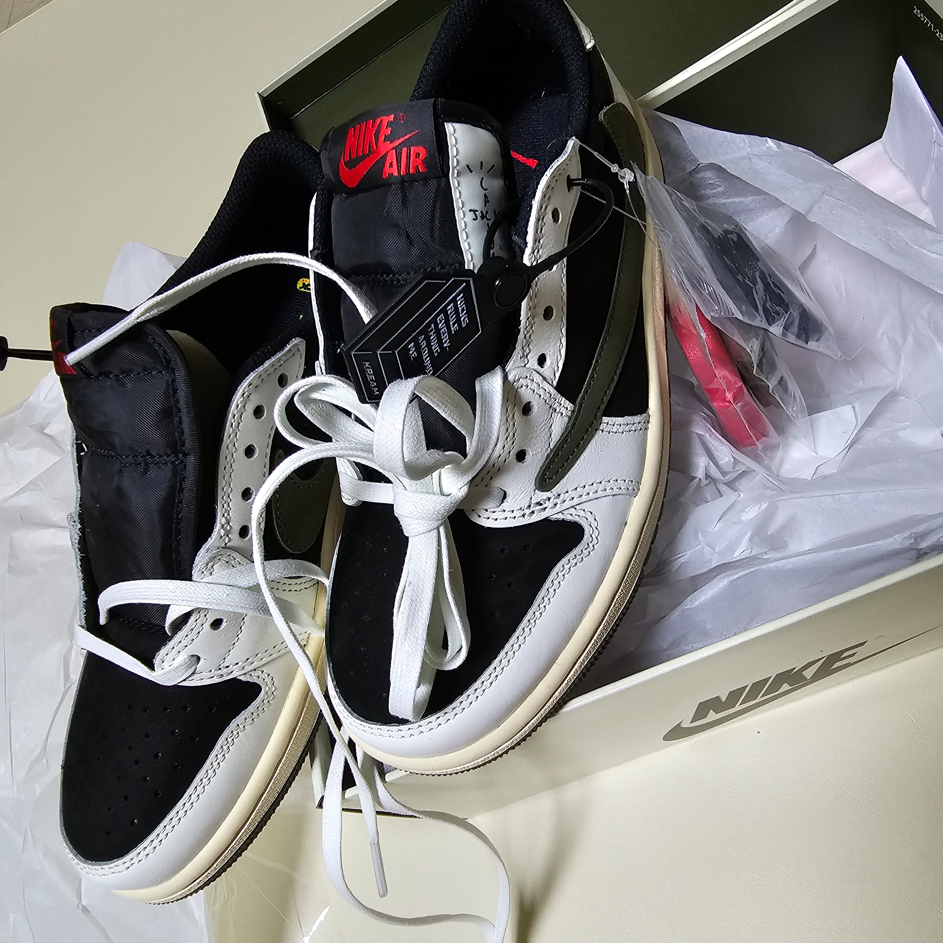 (W) Jordan 1 x Travis Scott Retro Low OG SP Medium Olive 착용 스타일 - 1