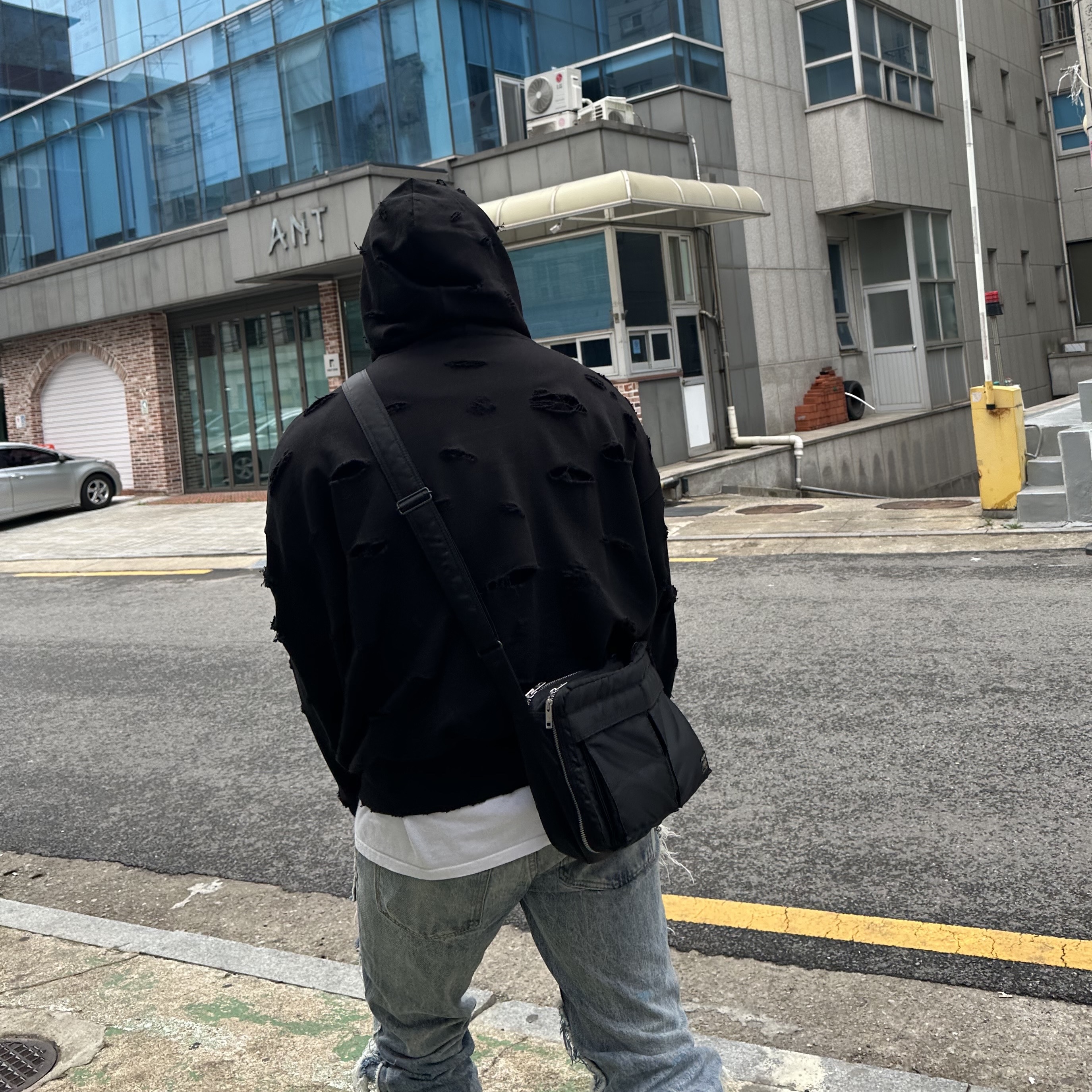 Gentle Monster x Maison Margiela MM003 White Black, Balenciaga x Crocs Rubber Boot Black 착용 스타일 - 3
