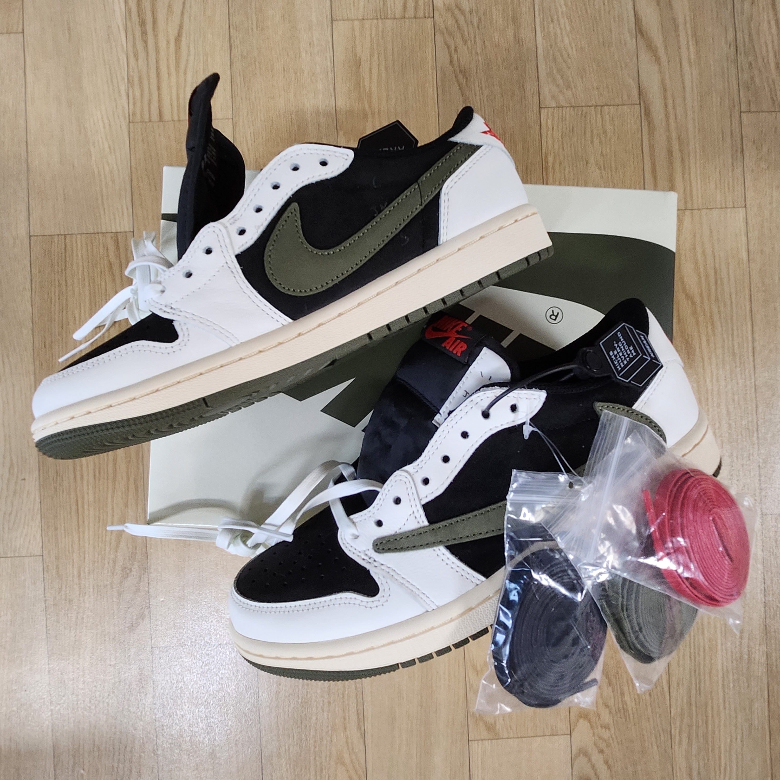 (W) Jordan 1 x Travis Scott Retro Low OG SP Medium Olive 착용 스타일 - 1