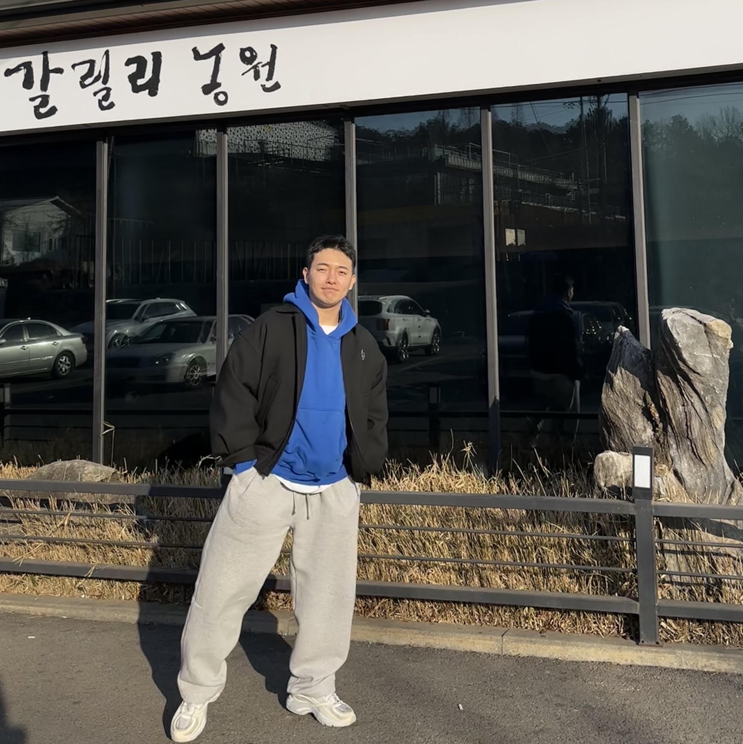 Zara x Ader Error Oversize Collar Bomber Jacket Black, Yeezy Gap Hoodie Blue 착용 스타일 - 2