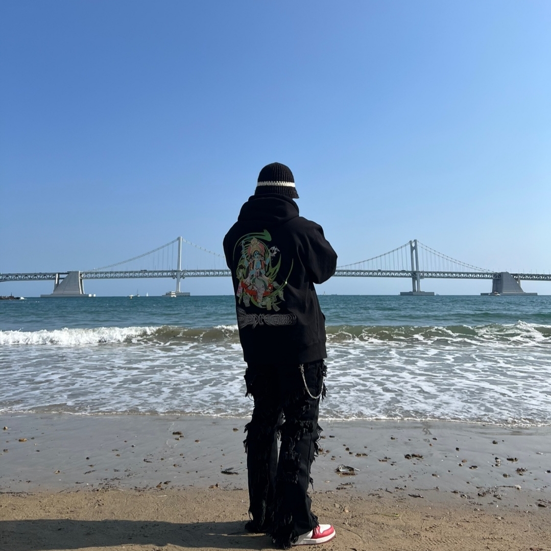 Supreme Lakshmi Zip Up Hooded Sweatshirt Black - 22FW, Jordan 1 Retro High OG Chicago 2022 착용 스타일