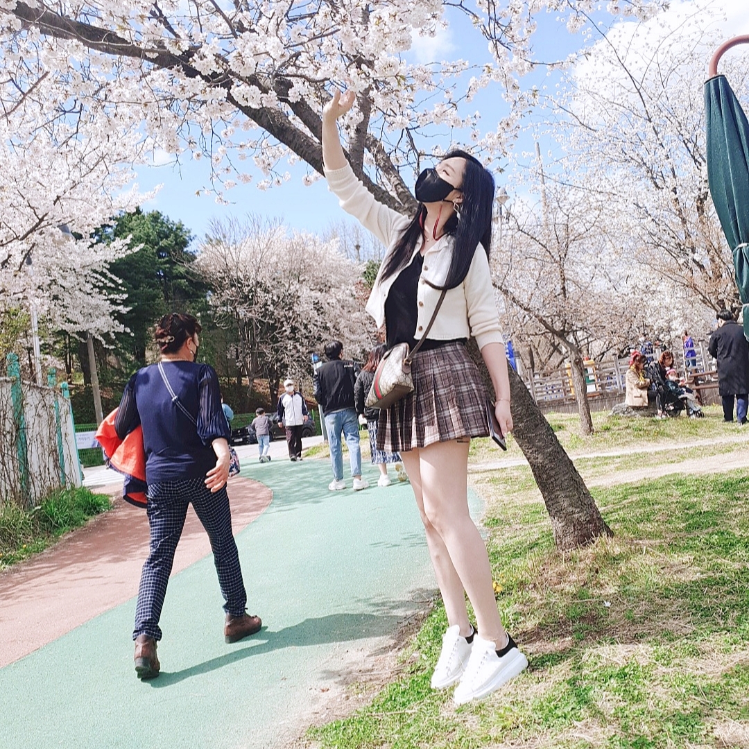 (W) Alexander McQueen Oversized Sneakers White Black 착용 스타일