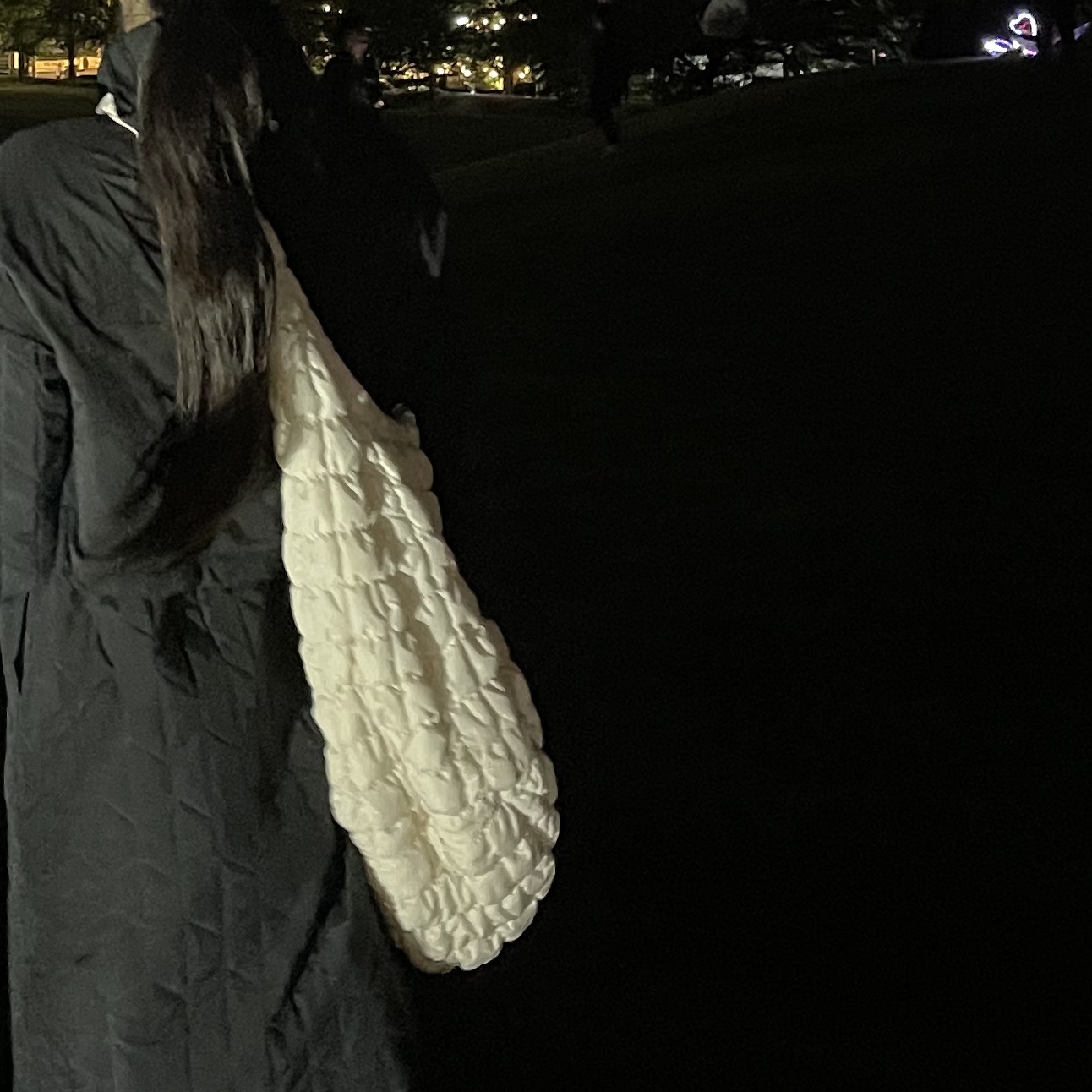 COS Quilted Oversized Shoulder Bag Off White Light Beige 착용 스타일 - 2
