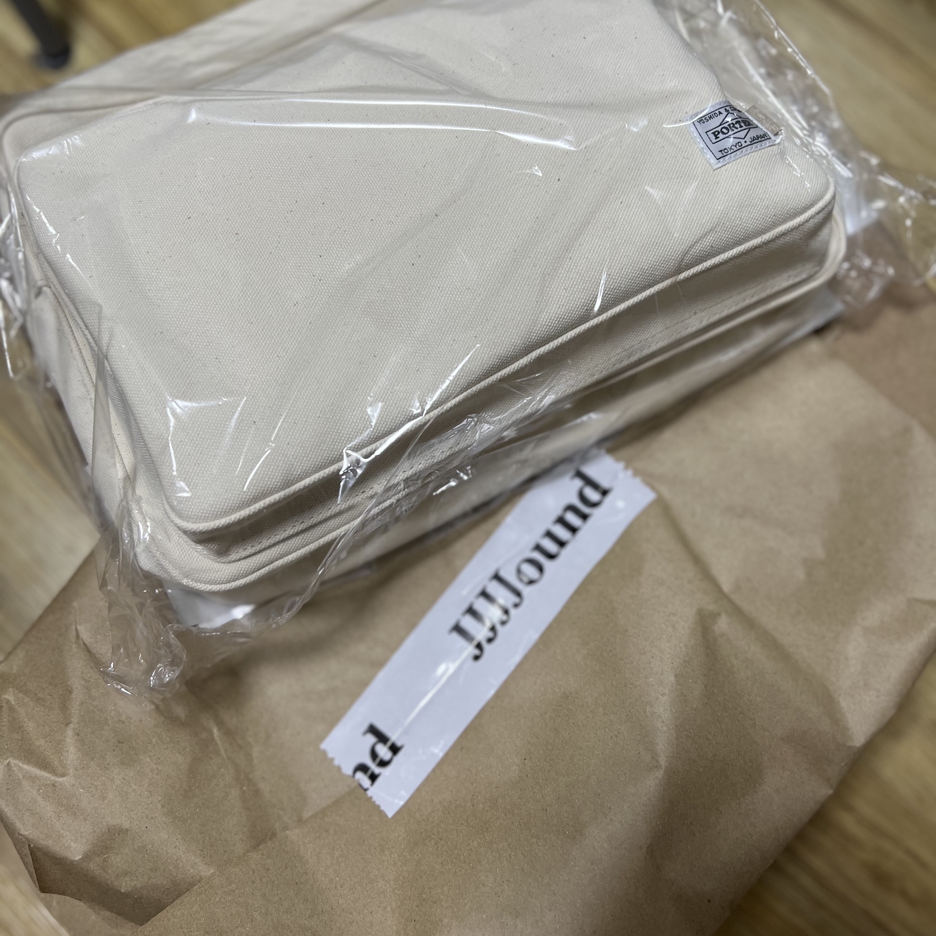 Porter x JJJJound Passport Bag S Off White 착용 스타일