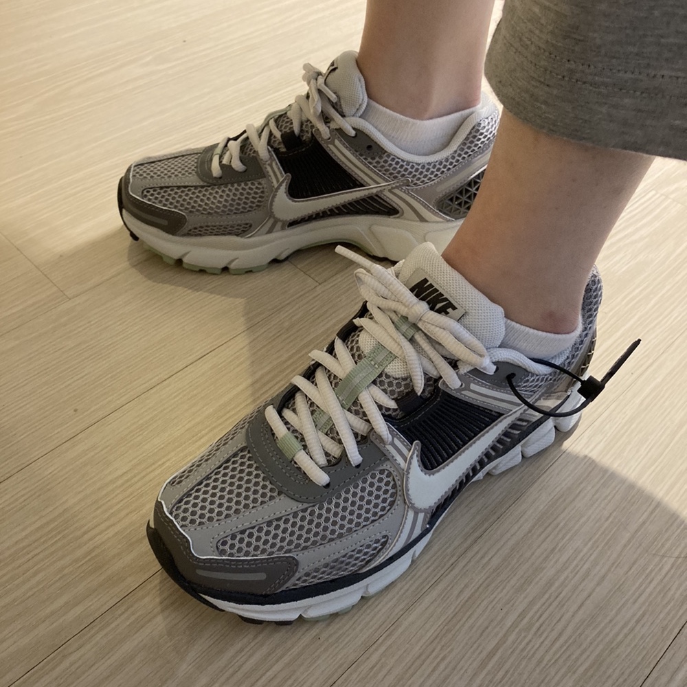 (W) Nike Zoom Vomero 5 Cobblestone and Flat Pewter 착용 스타일