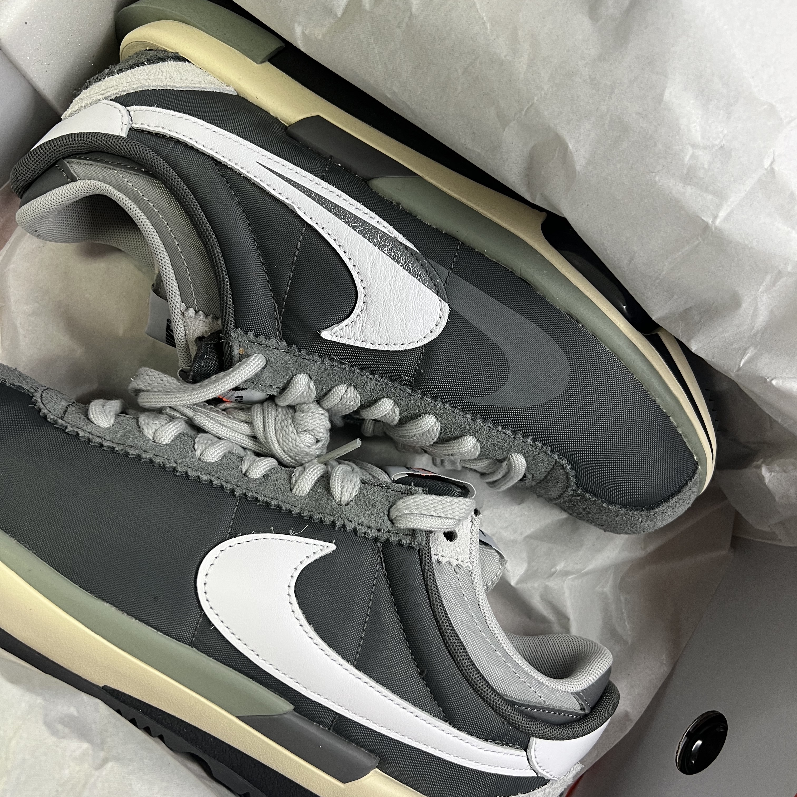 Nike x Sacai Zoom Cortez SP White and University Red, Nike x Sacai Zoom Cortez SP Iron Grey 착용 스타일 - 2