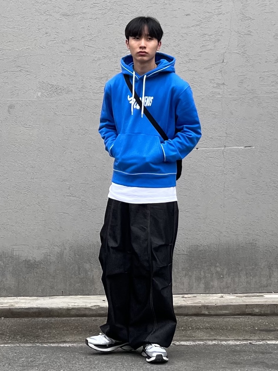 Jacquemus Le Sweatshirt Vague Wave Logo Hoodie Wave Blue, Arc'teryx Mantis 2 Waistpack Black 착용 스타일 - 1