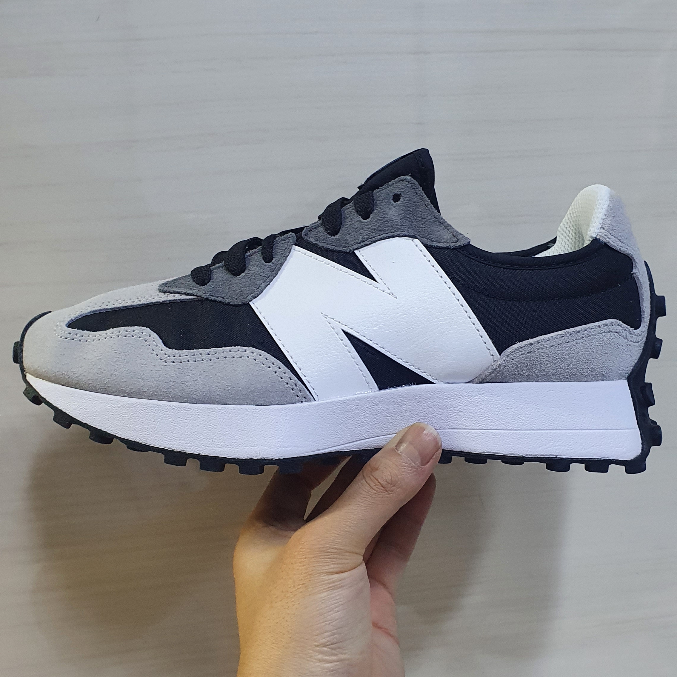 New Balance 327 Black Grey 착용 스타일