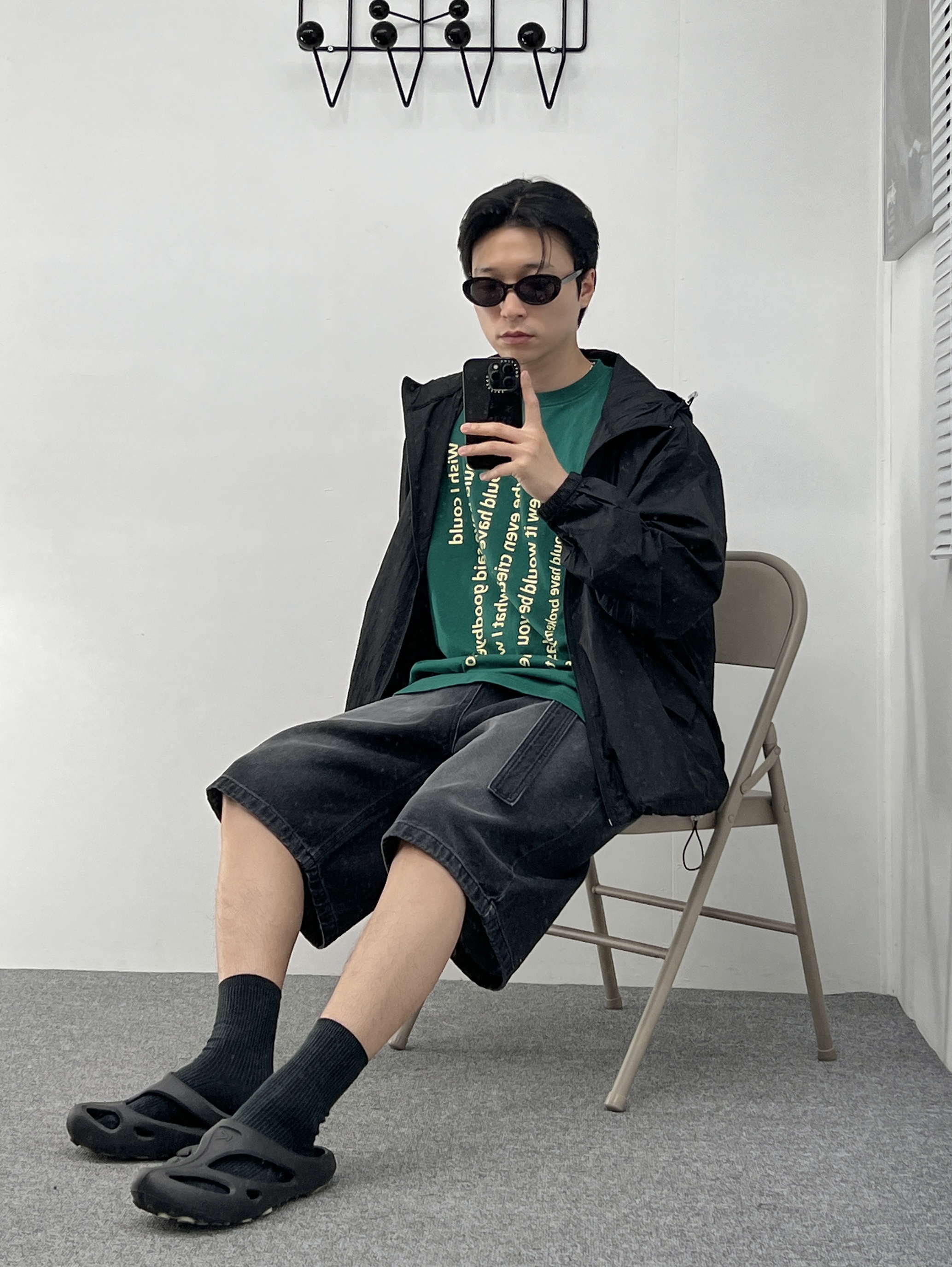 Keen Shanti Black Dawn Blue, Casetify x IAB Studio iPhone Black Logo Impact Case Black 착용 스타일 - 1