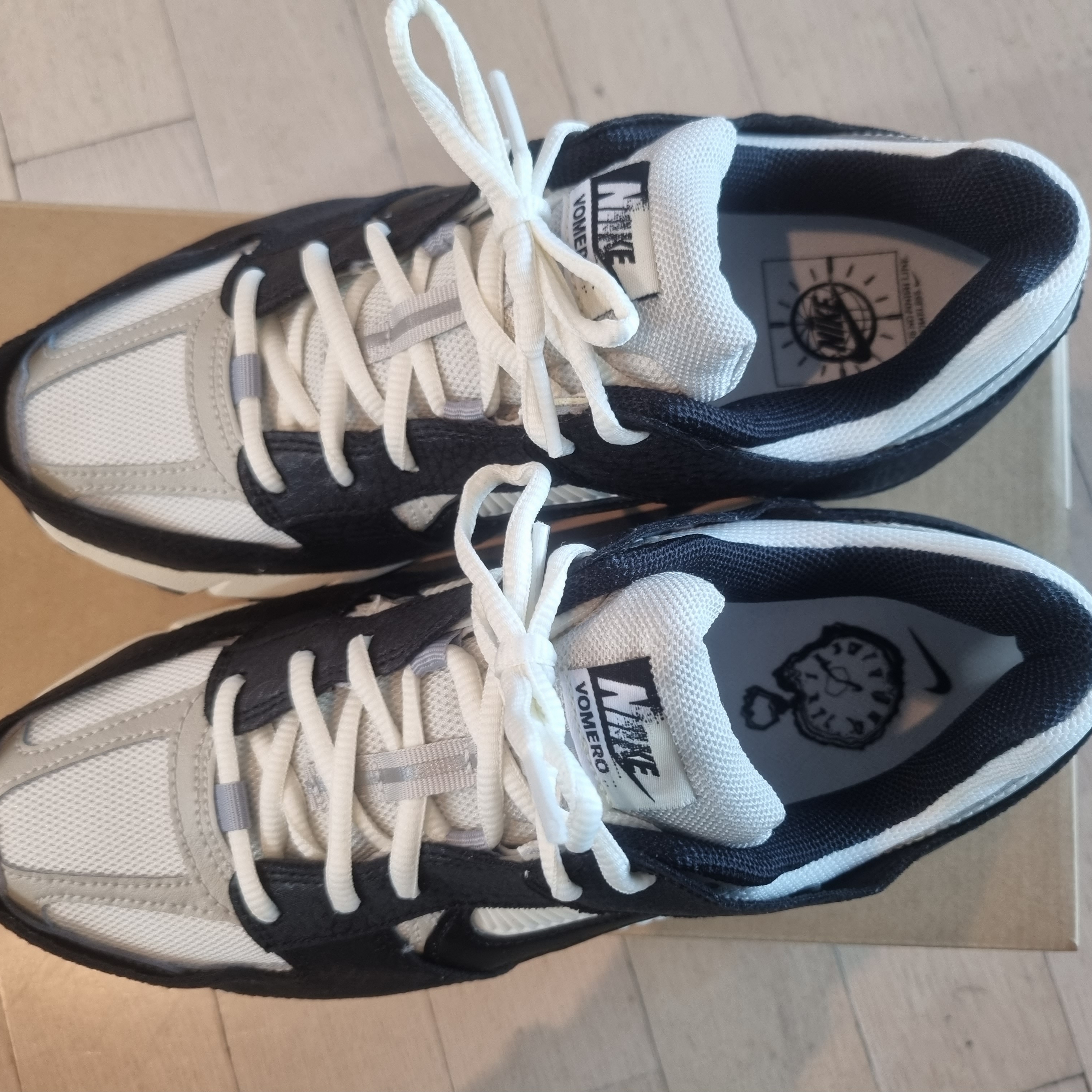 (W) Nike Zoom Vomero 5 Wolf Grey and Black 착용 스타일 - 2