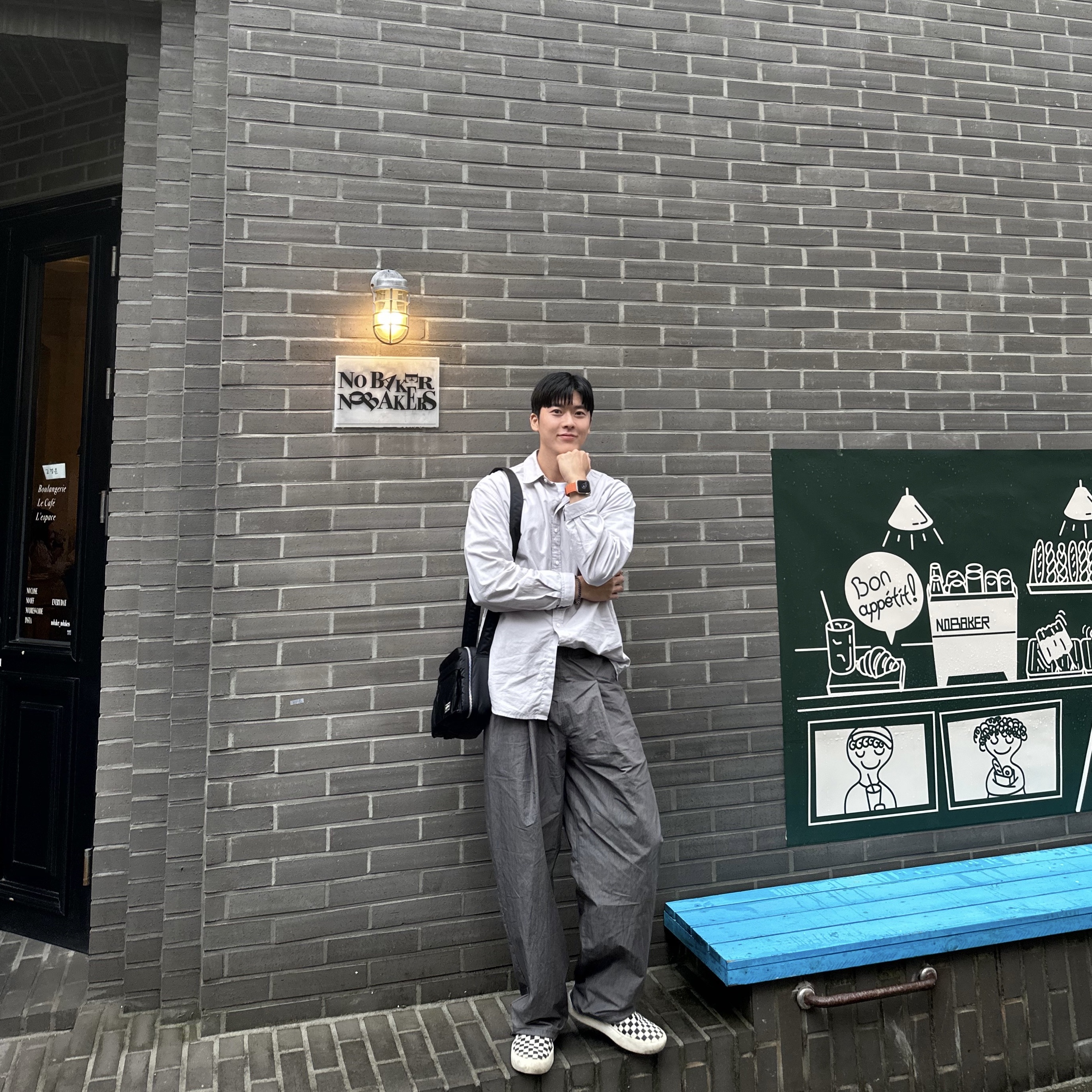 반스 체커보드 컴피쿠시 원 블랙, 포터 탱커 숄더백 스몰 블랙 착용 스타일
