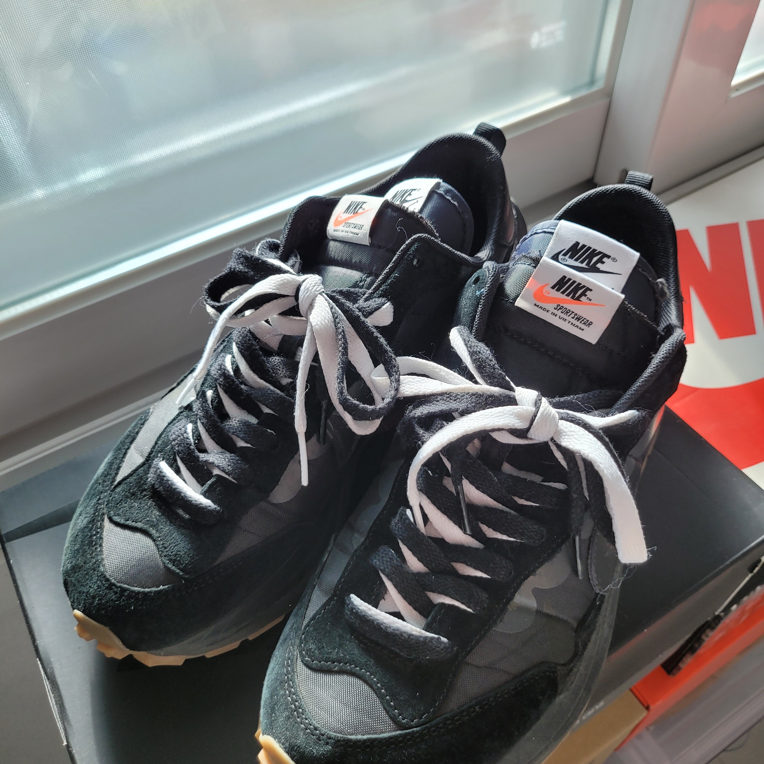 Nike x Sacai VaporWaffle Black and Gum 착용 스타일
